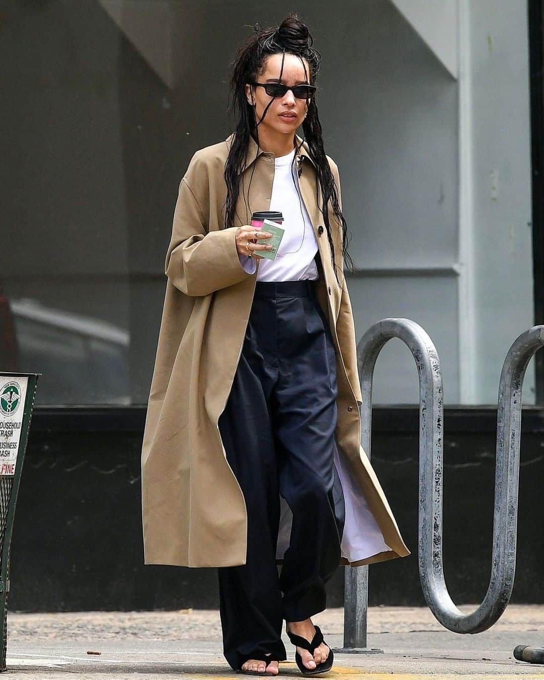 Harper's BAZAARさんのインスタグラム写真 - (Harper's BAZAARInstagram)「Are thong sandals making a comeback?! Zoë Kravitz said “Yes!” with a black pair from The Row during a coffee run in New York City. The actress paired her statement-making shoes with a beige trench coat, a crisp white T-shirt, and wide-leg pleated trousers. 😍 Will you wear thong sandals this season? Sound off in the comments.」4月27日 6時47分 - harpersbazaarus