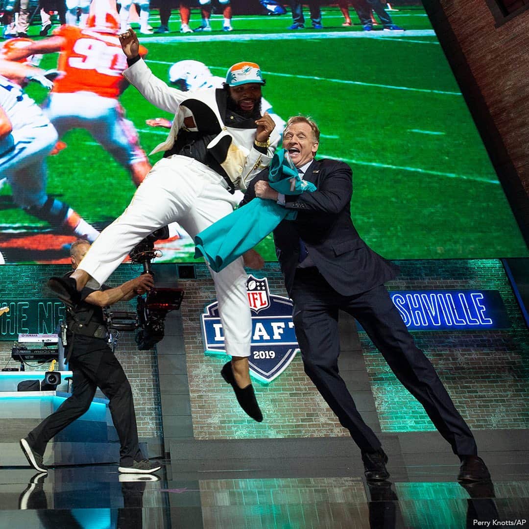 マイアミ・ドルフィンズさんのインスタグラム写真 - (マイアミ・ドルフィンズInstagram)「The most iconic #NFLDraft dap up 🤝  📺: NFLN, ABC & ESPN」4月27日 6時48分 - miamidolphins