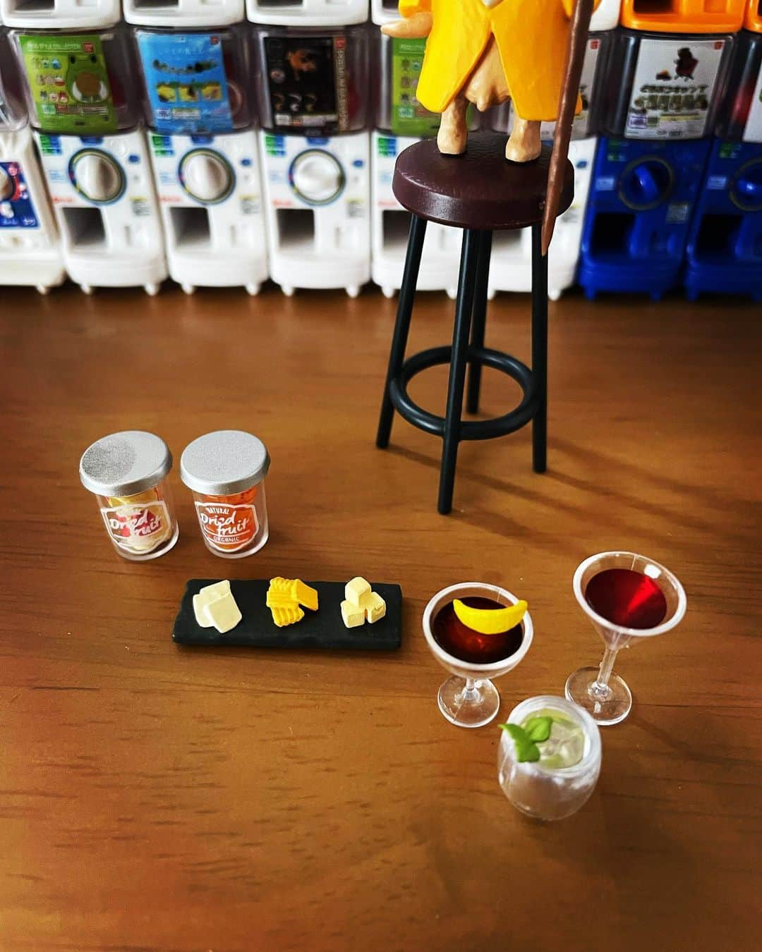 柴田薫さんのインスタグラム写真 - (柴田薫Instagram)「リーメント 【Bar Tiny】 ⑤繊細な香味のワインベースカクテル  正直言うとパッケージ的には 少しちゃっちい感があって ハズレかもしれない覚悟の上で 買ってしまった。  なのに〜なぜ〜🎶 可愛すぎるじゃないか♡ これはヤバい(*´꒳`*) 来てしまった♡♡♡ 好きだぁーーーー‼︎‼︎‼︎  #ガチャガチャ #ガシャポン #ガチャポン #ミニチュア #カプセルトイ #ガチャ沼 #リーメント #BarTiny」4月27日 6時48分 - kaogacha.lv