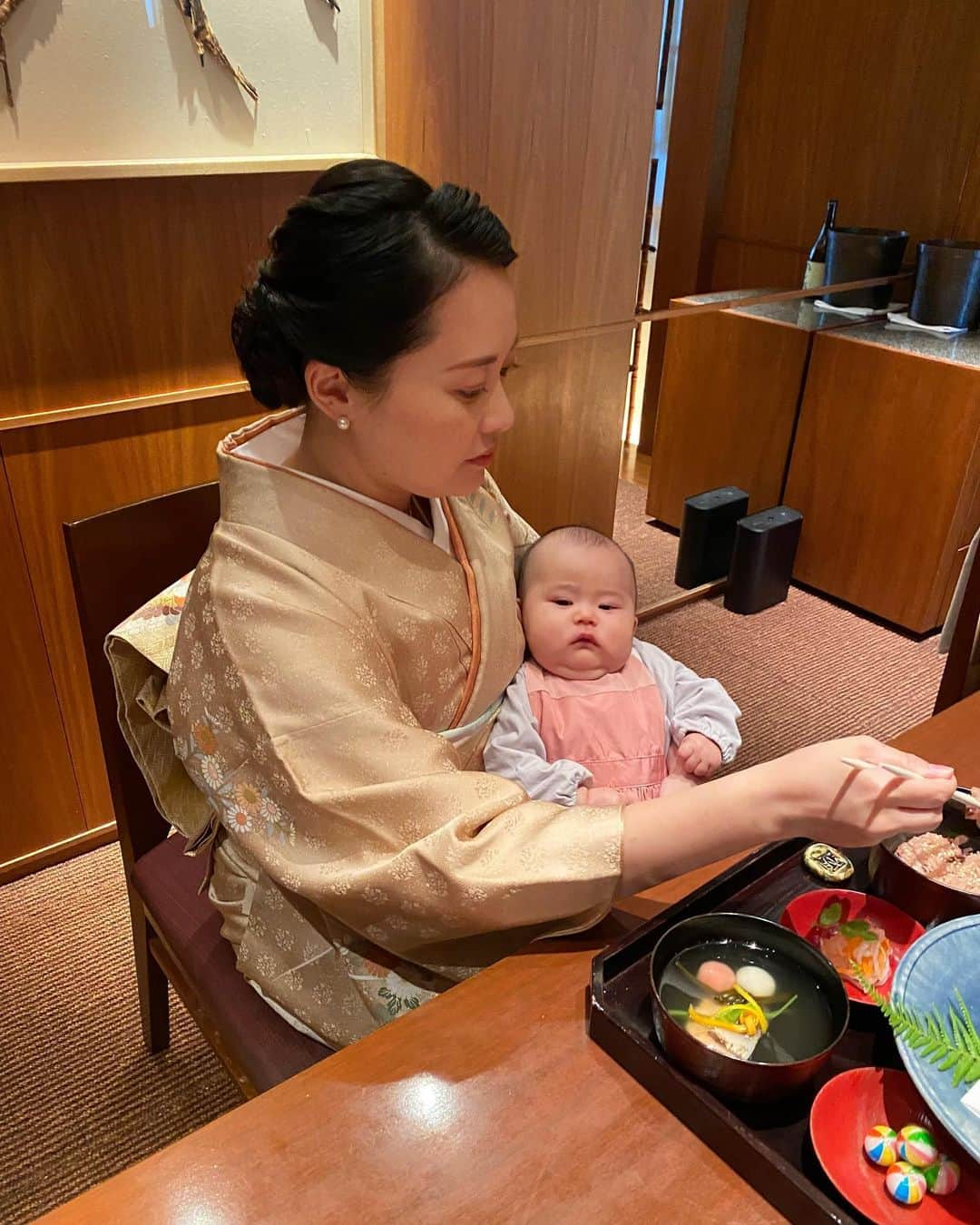 神尾美沙さんのインスタグラム写真 - (神尾美沙Instagram)「ベビとお外ご飯シリーズ🍽️ どこでも寝られるのは私と一緒😂  📍 #forseasonshotel#fsotemachi#フォーシーズンズホテル東京大手町#ivyplace代官山#ivyplace#belcomo#theaoyamagrandhotel#青グラ#青山グランドホテル#ベルコモ#銀座ウエスト青山ガーデン#銀座ウエスト#ginzawestaoyamagarden#ginzawest#parkhyatttokyo#パークハイアット東京#梢#お食い初め#お食い初め膳#トラジ」4月26日 21時51分 - kamiomisa