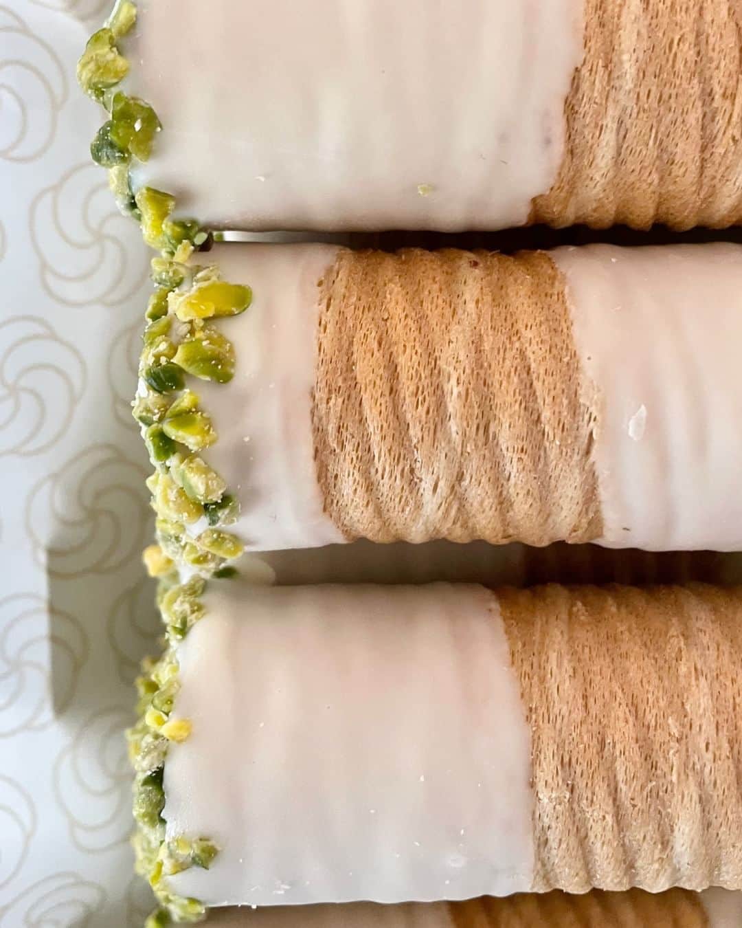 のインスタグラム：「Un modo nuovo e diverso di assaporare il gelato!  Una cialda croccante e friabile in tre versioni (classica, cacao, carbone), ripiena e decorata con cioccolato, glassa, granella, cereali, frutta candita… una creazione diversa per ognuno dei gusti proposti.   Scopri tutti gli abbinamenti dei nostro Pasticcini-Gelato in gelateria oppure online su @cosaporto.it   #gelateriamarghera」