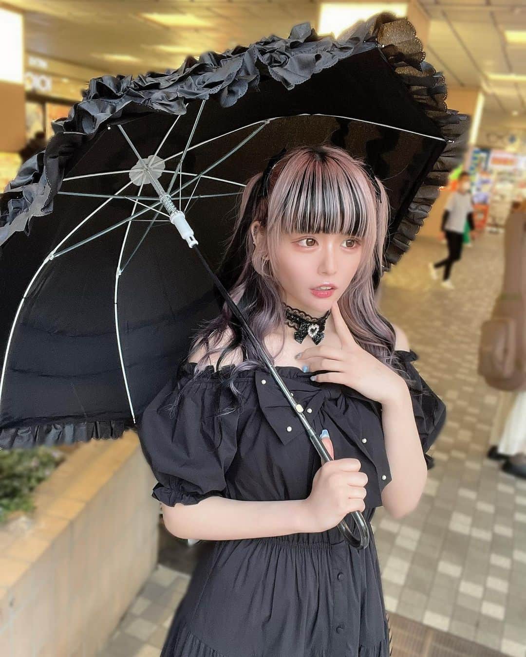 のインスタグラム：「ㅤㅤㅤㅤㅤㅤㅤㅤㅤㅤㅤㅤㅤ ふりふりの日傘、29日から貰えるって😽⛱️ ㅤㅤㅤㅤㅤㅤㅤㅤㅤㅤㅤㅤㅤ #ankrouge #アンクルージュ #大宮アルシェ #大宮 #ブラックコーデ #オールブラック #日傘 #日傘女子 #ロングワンピ #オフショル #地雷女子 #地雷 #地雷女 #量産型 #量産型ヲタク #隠しきれないヲタク #派手髪 #ピンクヘアー #ゴスロリ #ゴスロリファッション #リゾートコーデ #いいね返し #自発ください #アパレル店員 #ootd #l4l #f4f #instapic」