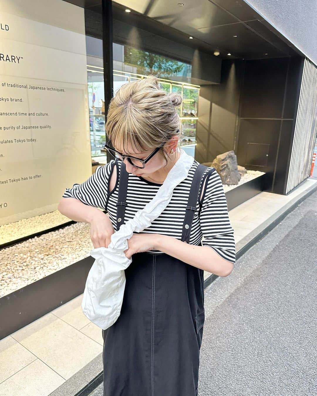 ARISAさんのインスタグラム写真 - (ARISAInstagram)「ㅤㅤㅤㅤㅤㅤㅤㅤㅤㅤㅤㅤㅤ ㅤㅤㅤㅤㅤㅤㅤㅤㅤㅤㅤㅤㅤ ㅤㅤㅤㅤㅤㅤㅤㅤㅤㅤㅤㅤㅤ 今年も出ますよ〜、 肩スリットTee🫶🏻 ㅤㅤㅤㅤㅤㅤㅤㅤㅤㅤㅤㅤㅤ 程よく女っぽくて、 タイプなアイテム🤫♡ ㅤㅤㅤㅤㅤㅤㅤㅤㅤㅤㅤㅤㅤ ジャンスカは 予約startしてますよ、楽ですき！ ㅤㅤㅤㅤㅤㅤㅤㅤㅤㅤㅤㅤㅤ @_ciaopanic_  ㅤㅤㅤㅤㅤㅤㅤㅤㅤㅤㅤㅤㅤ ㅤㅤㅤㅤㅤㅤㅤㅤㅤㅤㅤㅤㅤ ㅤㅤㅤㅤㅤㅤㅤㅤㅤㅤㅤㅤㅤ ㅤㅤㅤㅤㅤㅤㅤㅤㅤㅤㅤㅤㅤ #チャオパニック#チャオ#チャオコーデ#ジャンスカ#ボーダートップス #ボーダー#カットアウト #肌見せ #肩あきトップス #ショルダースリット #金髪ボブ #ローライト#オン眉#オン眉ボブ #お団子ヘア #アディダス#ciaopanic #adidas #superstar #ciao_styling #ciaopanic_2023ss #ciaopanic_23ss #バッグの中身 #バッグ」4月26日 21時54分 - ari33_