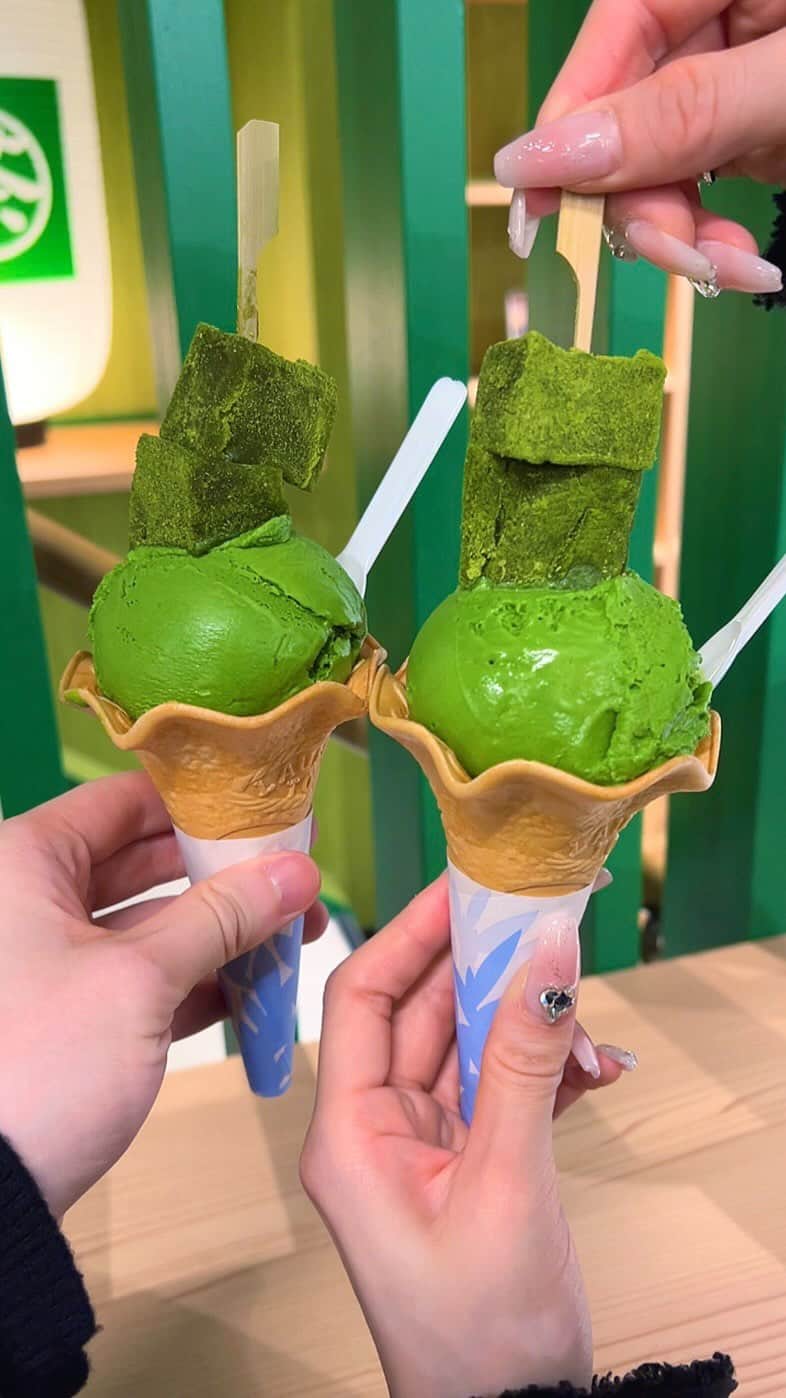 ゆうとグルメのインスタグラム：「🍵京都錦市場食べ歩きまとめ8選🍵 ㅤㅤㅤㅤㅤㅤㅤㅤㅤㅤㅤㅤㅤ 地下鉄烏丸線四条駅から徒歩3分ほどのところにある錦市場は400年以上の歴史をもつ商店街！ ㅤㅤㅤㅤㅤㅤㅤㅤㅤㅤㅤㅤㅤ 今回はその中からおすすめのお店を8店舗まとめてみたので京都観光中で食べ歩きするときの参考にしてみてください！ ㅤㅤㅤㅤㅤㅤㅤㅤㅤㅤㅤㅤㅤ ①【#茶和々】お濃茶わらびもちジェラート 756円 ㅤㅤㅤㅤㅤㅤㅤㅤㅤㅤㅤㅤㅤ ②【#錦平野】作りたてだし巻き卵 756円 ㅤㅤㅤㅤㅤㅤㅤㅤㅤㅤㅤㅤㅤ ③【#鱧秀】えび串 700円 ㅤㅤㅤㅤㅤㅤㅤㅤㅤㅤㅤㅤㅤ ④【#こんなもんじゃ】黒蜜きな粉豆乳ドーナツ 350円 ㅤㅤㅤㅤㅤㅤㅤㅤㅤㅤㅤㅤㅤ ⑤【#鳥清】鶏チャーシュー棒 700円 ㅤㅤㅤㅤㅤㅤㅤㅤㅤㅤㅤㅤㅤ ⑥【#幸福堂】特選いちご大福 350円 ㅤㅤㅤㅤㅤㅤㅤㅤㅤㅤㅤㅤㅤ ⑦【#魚力】ハモの天ぷら 500円 ㅤㅤㅤㅤㅤㅤㅤㅤㅤㅤㅤㅤㅤ ⑧ 【#スヌーピー茶屋】抹茶あんスヌーピー焼き 346円 ㅤㅤㅤㅤㅤㅤㅤㅤㅤㅤㅤㅤㅤ ㅤㅤㅤㅤㅤㅤㅤㅤㅤㅤㅤㅤ #錦市場 #京都グルメ #kyoto #kyototrip #instafood  ㅤㅤㅤㅤㅤㅤㅤㅤㅤㅤㅤㅤ」