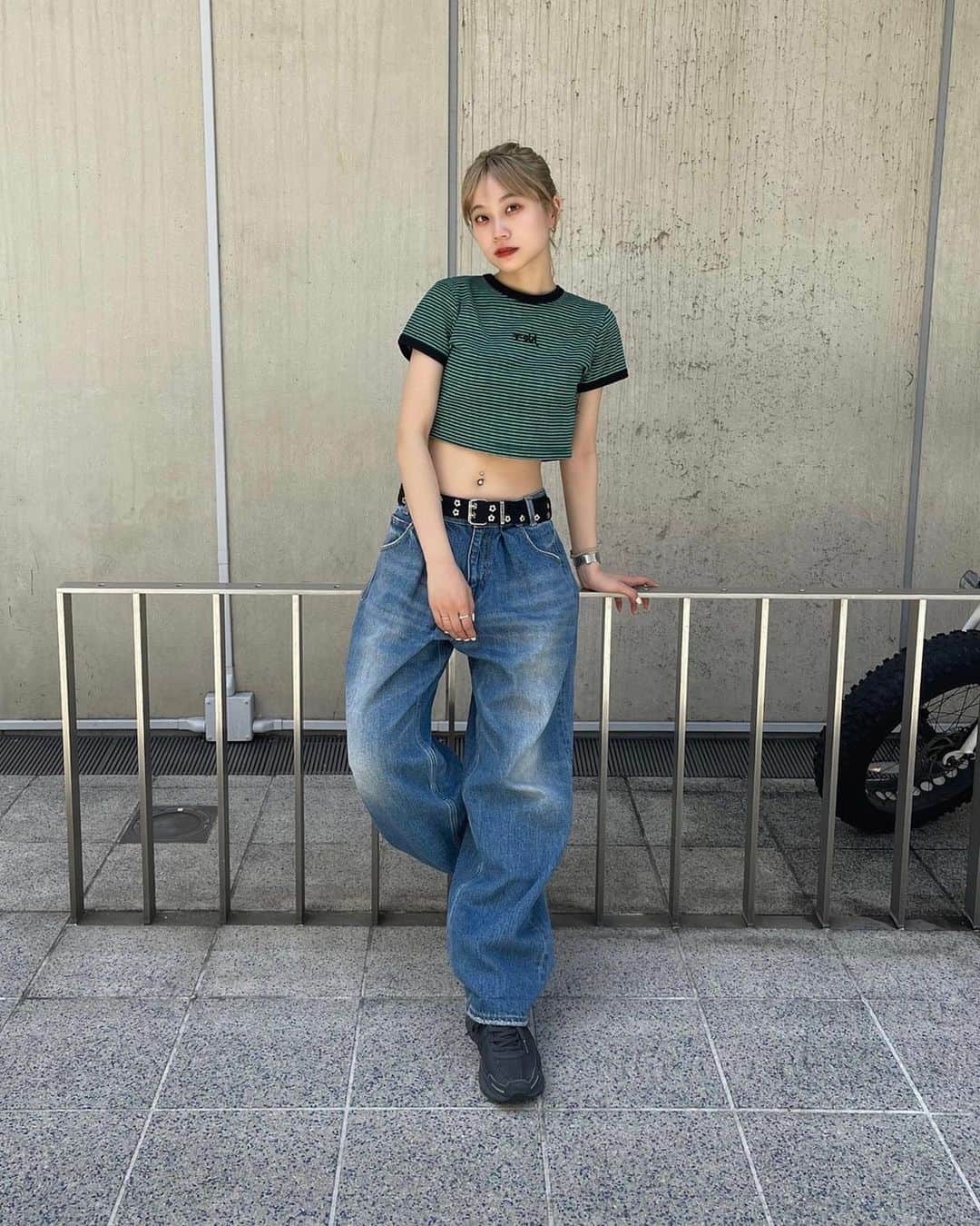 XGIRL_ootdのインスタグラム：「#xgirl_ootd @amane_sss 158cm 　 X-girl store STAFF 　 ------------------------------------ ▪️MILLS LOGO S/S CROPPED TOP ￥4,950(税込) ▪️WIDE TAPERED PANTS ￥13,200(税込) ------------------------------------ 　 #xgirl #xgirljp #エックスガール #ストリートコーデ #ストリート系女子 #ストリート女子 #ストリートファッション #チビT #ロゴt #tシャツ #tシャツコーデ #デニム #デニムコーデ #メンズライクコーデ」
