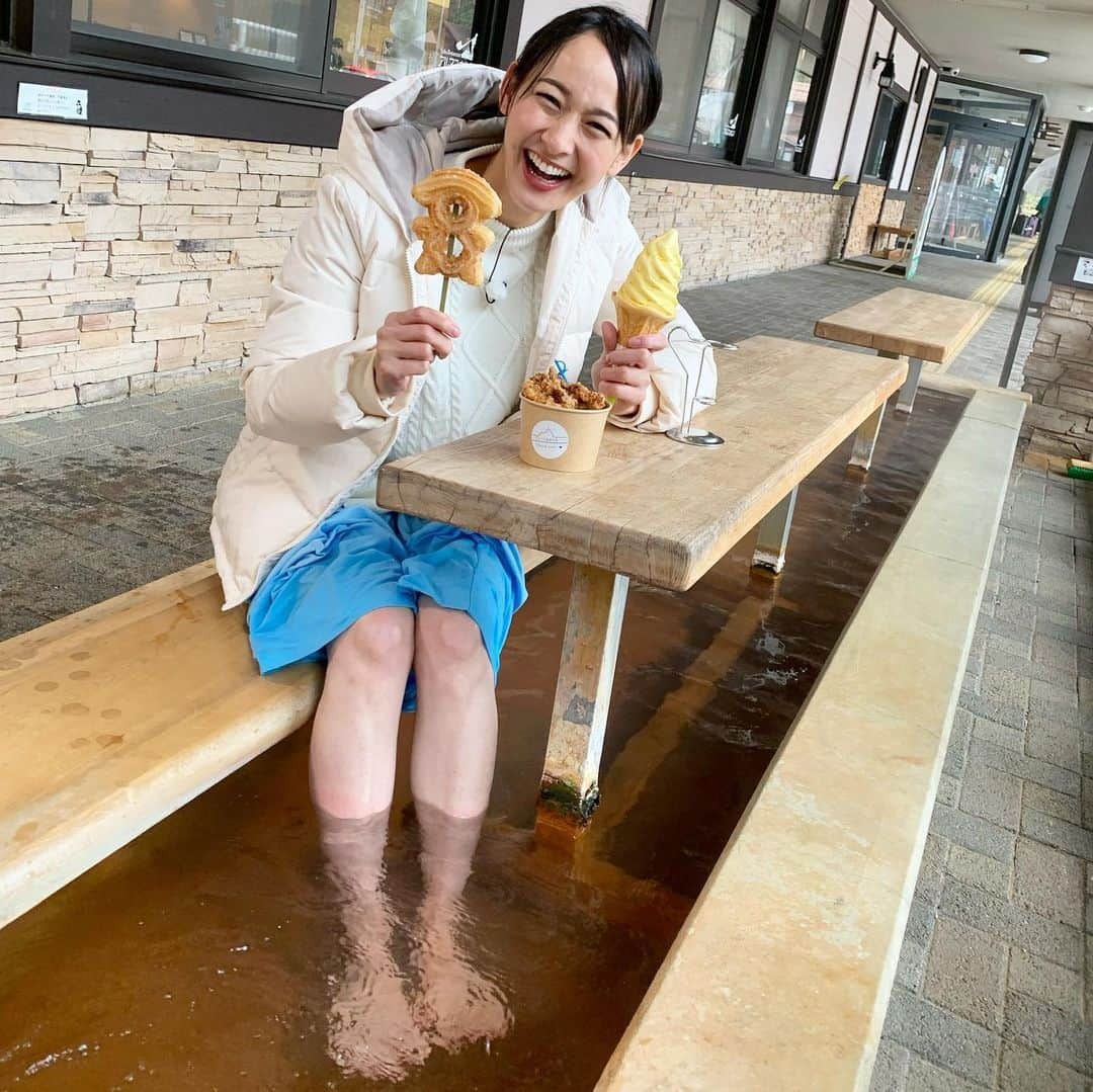 浦口史帆のインスタグラム：「🧸🌸🧸🌸🧸  厳しい冬を越し、 岐阜県高山市の奥飛騨温泉郷にも春がやって来ました🌸  名古屋から1ヶ月ほど遅れて桜の開花を迎えた平湯温泉の#ひらゆさくら は、GW頃までが見頃✨ 6種類・約500本の桜が織りなす春色のグラデーションを楽しめます🌸🤍 雪が残る山々と桜の共演が見事です🏔✨  上高地などへのバスターミナルがある#アルプス街道平湯 では無料の#足湯 も☺️♨️ 「コタツでアイス 🍨」ならぬ 「足湯でソフト 🍦」がオススメ！ #飛騨パイン牛乳ソフトクリーム、美味でした😋💛 稀少な#飛騨山椒 を使った唐揚げに、 可愛い#さるぼぼチュロス も👏💯💮  #奥飛騨クマ牧場 のクマの赤ちゃんにも会いたいし、 またゆっくり遊びに行きたいなあ〜🧸  桜・温泉・グルメと、三拍子揃った癒し旅🤍 みなさんも、ゴールデンウィークのおでかけに是非🥳！🌸  #高山 #岐阜観光 #奥飛騨温泉郷 #平湯温泉 #飛騨牛乳」