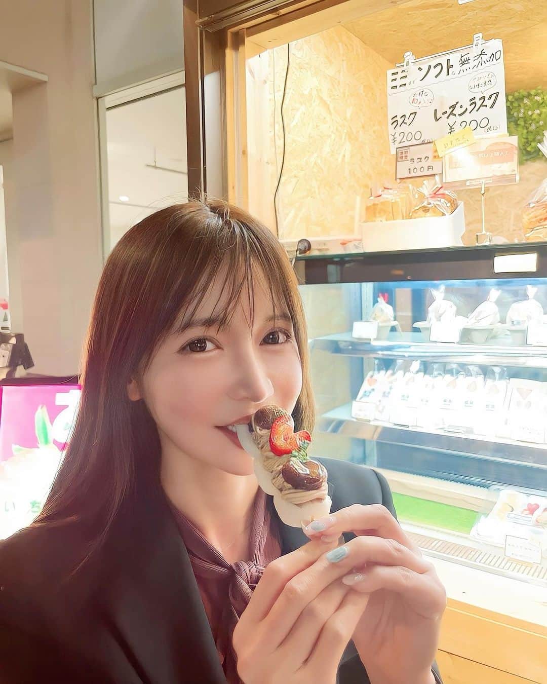 高森ゆなのインスタグラム：「福岡に来ています！中洲のフルーツサンド屋さんでいちごとモンブランのお団子🍡🍓🌰 . . .  #博多グルメ #中洲グルメ #フルーツ団子 #ハッシュタグハートサンド #フルーツサンド #グラビア #グラビアアイドル  #アイドル  #お姉さん  #model #portrait  #japanesegirl #fashion #fashionphotography #asiangirls  #sexy #likes4like #likesforlike #rinda #かわいい  #ファインダー越しの私の世界  #撮影会 #撮影会モデル #写真好きな人と繋がりたい #カメラ好きな人と繋がりたい #被写体 #被写体モデル #셀카 #좋아요반사  #뷰티」
