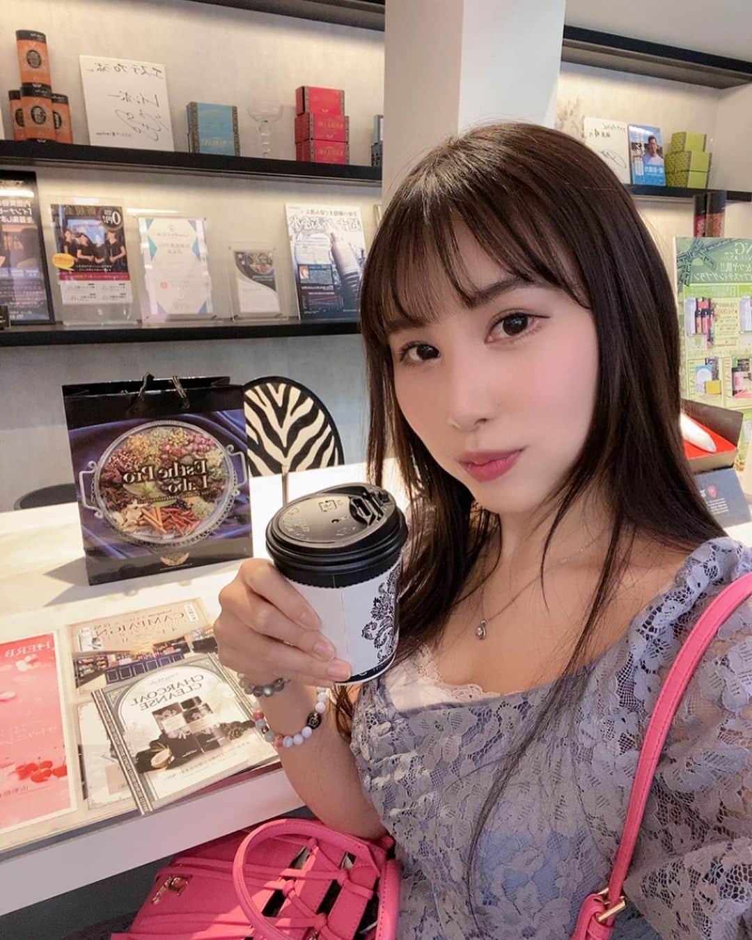 柊木里音さんのインスタグラム写真 - (柊木里音Instagram)「合宿免許中、自炊できないので チャコールクレンズ買いました✨  ずっと真っ黒のお水飲んでます🥤  そしていよいよ明日は修了検定🚗✨  合格して仮免許とれますように🥹✨  仮免とれたらすぐその日に敷地外に出るみたいで、不安すぎる🚗🚗🥹  頑張って卒業してきます🥺✨  #自動車学校 #免許  #仮免 #プロラボ #チャコールクレンズ #美容  #健康飲食  #デトックス #添加物」4月26日 22時08分 - hiiragi_rion