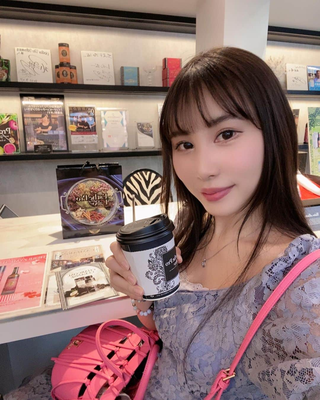 柊木里音さんのインスタグラム写真 - (柊木里音Instagram)「合宿免許中、自炊できないので チャコールクレンズ買いました✨  ずっと真っ黒のお水飲んでます🥤  そしていよいよ明日は修了検定🚗✨  合格して仮免許とれますように🥹✨  仮免とれたらすぐその日に敷地外に出るみたいで、不安すぎる🚗🚗🥹  頑張って卒業してきます🥺✨  #自動車学校 #免許  #仮免 #プロラボ #チャコールクレンズ #美容  #健康飲食  #デトックス #添加物」4月26日 22時08分 - hiiragi_rion