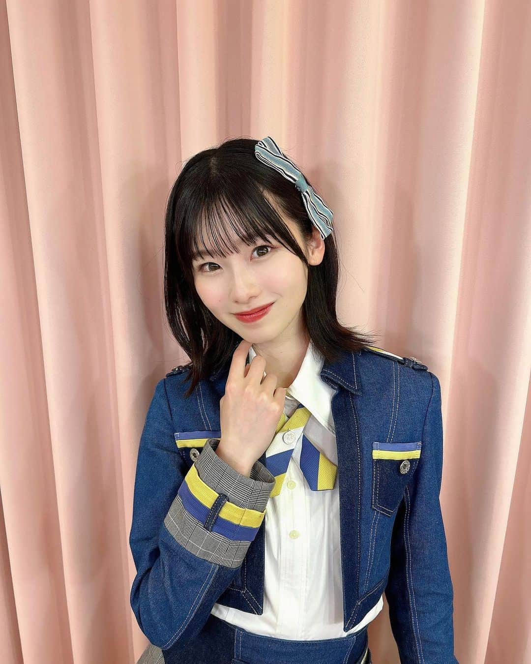のインスタグラム：「. #どうしても君が好きだ 発売日💿 ⁡ 私は officialshop盤の “ Da Re Da”に参加しています😌 ⁡ なんと実は3曲目のセンター曲です……！ センター曲を頂けることは 本当に当たり前じゃなくてファンの皆様の 応援があってこそのことです！！ ⁡ 今日も たくさんの方に  また選抜に戻ろうね！と声をかけて頂き そう思ってくださってる方が自分だけじゃなくて すごく嬉しかったです。 ⁡ みんなの応援に応えられるようこれからも頑張ります！ ⁡ #どうしても君が好きだ , release date💿 ⁡ I'm a member of the official shop version " I am participating in Da Re Da😌 ⁡ It's actually the third center song...! It's hard to get the center song It's not a matter of course.  Thanks to the support of our fans. ⁡ Today, to many people   said, "Let's go back to the selection member. "  It's not just me who thinks that way I was so happy. ⁡ I will continue to do my best to respond to everyone's support! ⁡ ⁡ #AKB48」