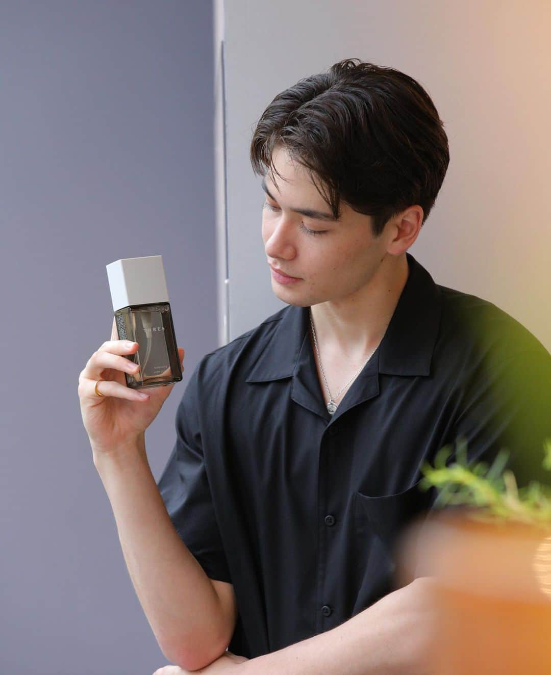 SEANのインスタグラム：「THREE BALANCING STEM  本日4月26日に毛穴・肌荒れにアプローチするバランシングステムが発売されます！  森の中にいるようなナチュラルでさわやかな香り。  @threecosmetics  #threecosmetics #THREEBALANCING #BalancingStem」