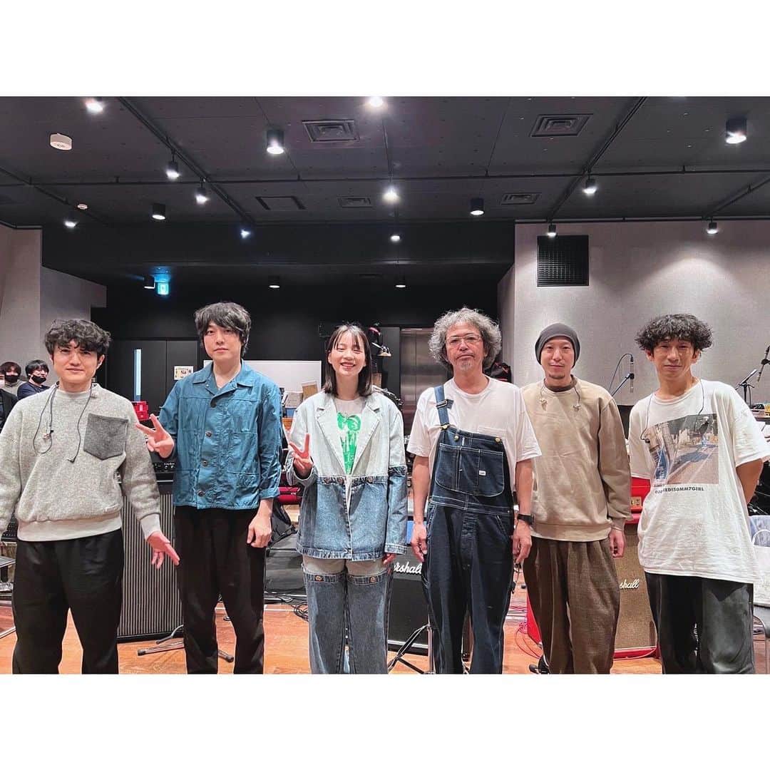 のん（能年玲奈）のインスタグラム：「今週末に開催されるARABAKIの、 MICHINOKU PEACE SESSION 奥田民生アラバキ★ライダーのリハにお邪魔してきました。  この曲をご一緒できるなんてやばい！とリハしながらひとりでテンションが上がってました。 楽しみだー。  のんはバンドで29日、奥田民生アラバキ★ライダーで30日に出演するよ。 写真は奥田民生さんと、フジファブリックさんと、伊藤大地さんと。 ぜひ観にきてねー！  #ARABAKI」