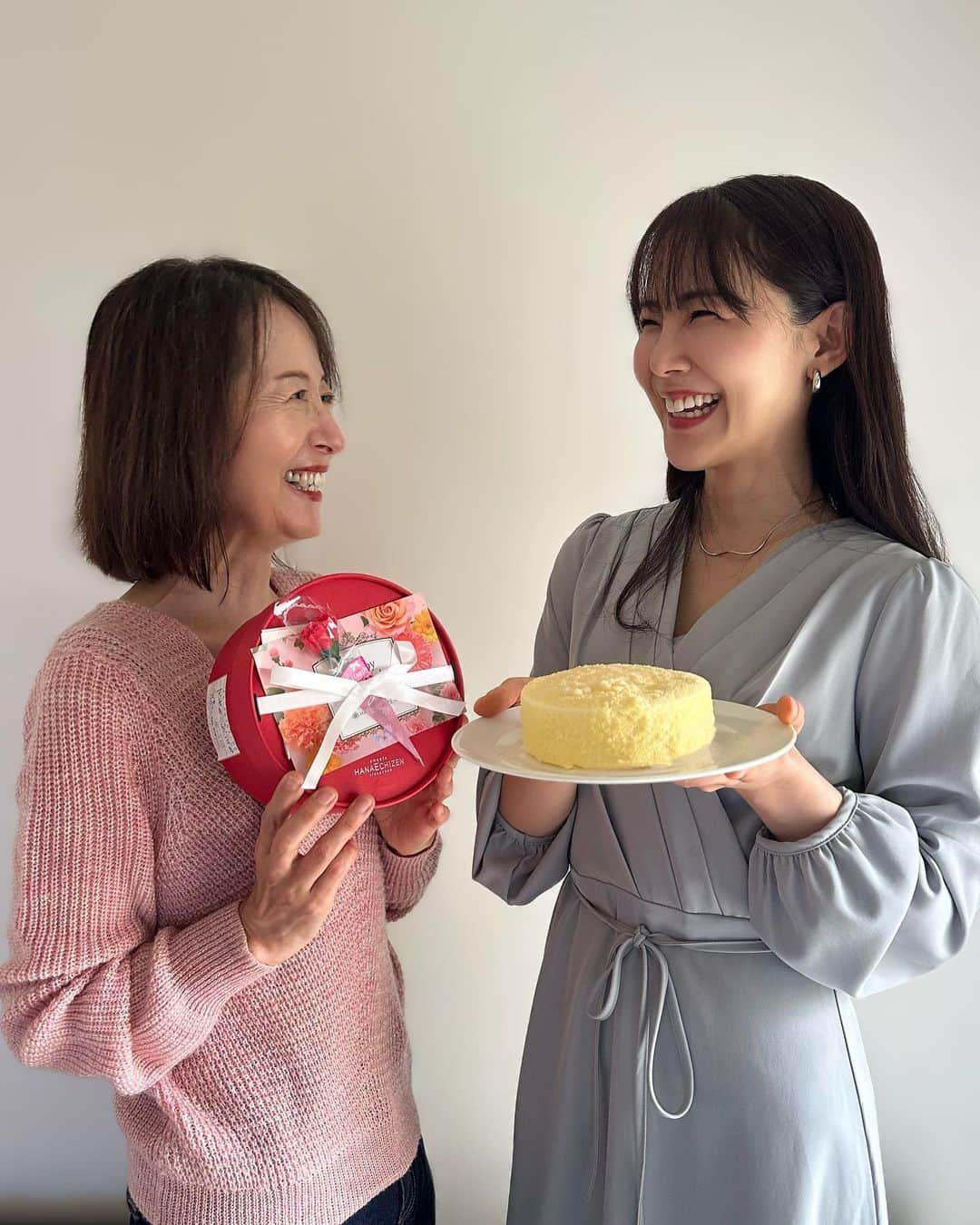 りーまるさんのインスタグラム写真 - (りーまるInstagram)「ギフトにおすすめ🍰 母と美味しく頂きました🥰🥰▶︎▶︎▶︎  @sweetshanaechizen の チーズケーキ、 梱包もかわいく、母の日ギフトにおすすめ🫶  【りーまるグルメ✍️】 ①ふわふわのチーズケーキは フランス産のクリームチーズを使用🇫🇷  濃厚でとろけるレアチーズとスフレの間に ラズベリーのコンフュチュールサンドしてあり、 断面も可愛かった🫶  スイーツ大好きな母も 大喜びしてました💓  ②個人的に推しなのが、 生ショコラトリュフ！！！ こちらは甘すぎない大人スイーツで わたし向き！！ 6個入りで3種入ってます。 チーズ生ショコラ一番好きだった🥹💓  他にもカヌレがあって、 それも気になりました✍️ ・ ・ ・ #hanaechizen  #花えちぜん  #フロマージュ  ・ ・ ・ ・ ・ ・ ・ ・ #母の日スイーツ #カヌレ  #お花スイーツ #バースデーケーキ  #sweetshanaechizen#チーズケーキ通販  #取り寄せスイーツ #お取り寄せケーキ  #お取り寄せチーズケーキ #チーズケーキ大好き #チーズケーキ好き#お取り寄せお菓子 #仲良し母娘#仲良し親子#母の日2023  PR @sweetshanaechizen」4月26日 22時01分 - riii_maru162cm