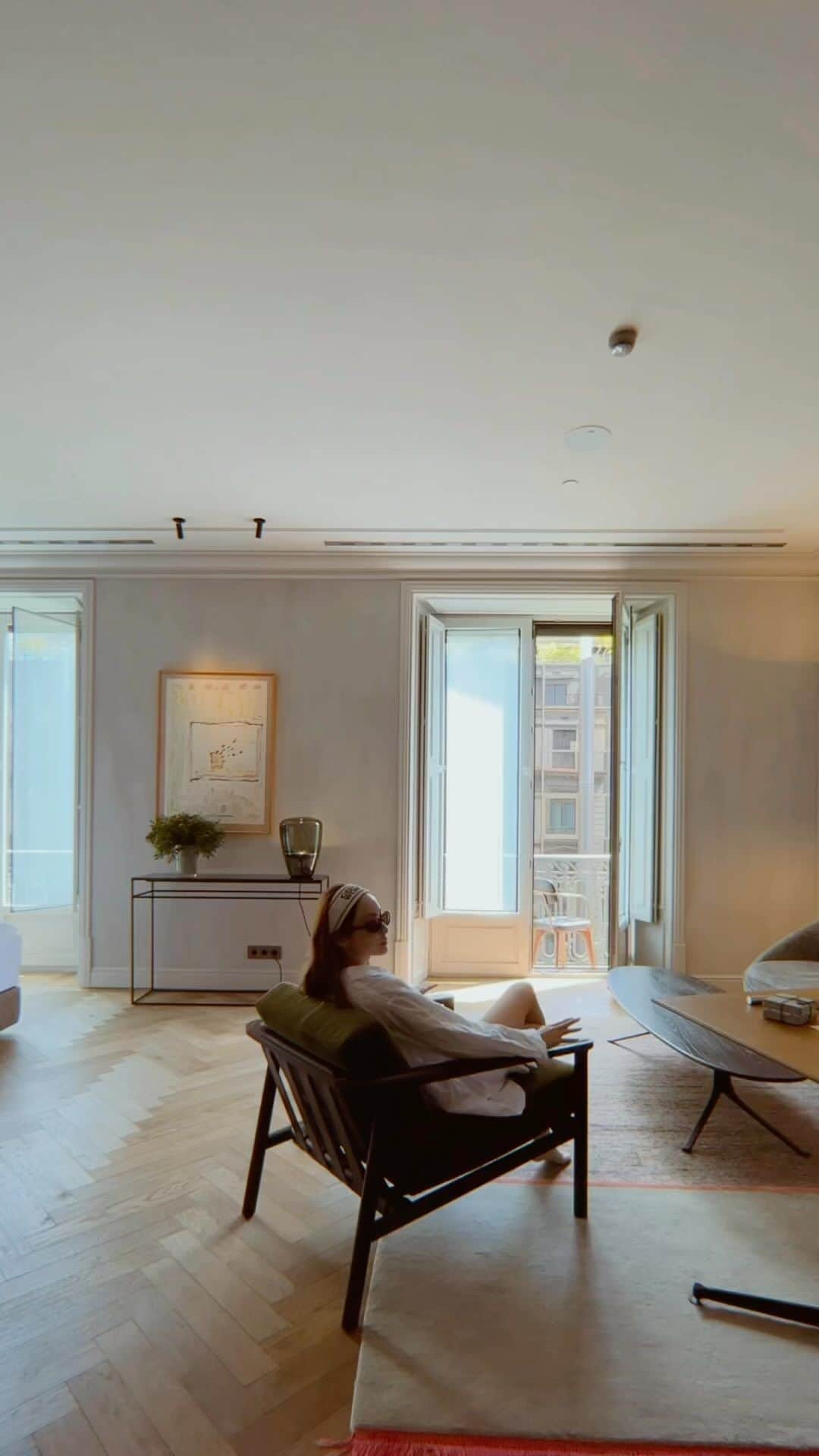 Giann Chanのインスタグラム：「Having my best moments at this stylish and contemporary @hotelalmabcn - it's everything I aspire to be in my own home.   #hotelvibes #designinspiration #homegoals #Almabarcelona」