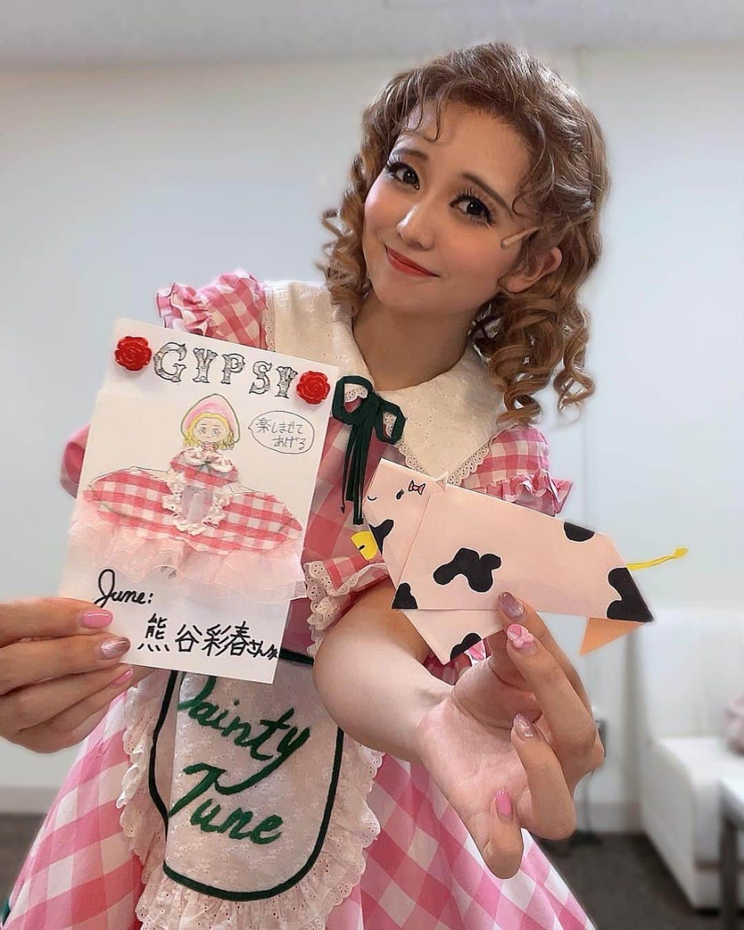 熊谷彩春のインスタグラム：「ミュージカル『GYPSY』 本日マチソワありがとうございました🌹 　 東京公演も残り５公演。 ラストスパート頑張ります！ 　 ベイビールイーズの実生ちゃんが農場のジューン🩰 ベイビージューンのあかりちゃんが牛のキャロライン🐮 を作ってくれました！ 　 可愛すぎる…(*'-'*)♡ 鏡前に大切に飾っています！ 　 #ミュージカルgypsy  #gypsy2023」