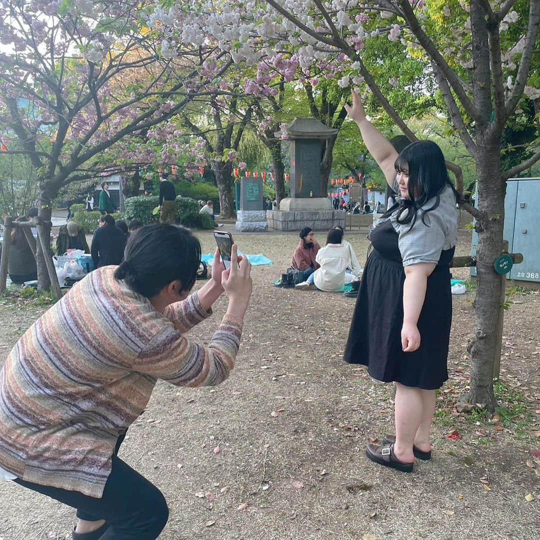 えみっくすさんのインスタグラム写真 - (えみっくすInstagram)「4月の思い出₍ᐢ.ˬ.ᐢ₎花見をした❕焼き芋を10年振りくらいに食べた🍠買ったレジャーシートが極小だった૮₍´｡• ᵕ •｡`₎ა . 花見だけどかわいい服着たかったからタベルノスキーにした😻黒いから助かる～❕ . .  H155/W105/B125/W105/H115 @xxangelsizexx @taberunosky   不機嫌なハートちゃんワンピースチェックVer (4L～6L相当)  👗 .｡ _________________________ ｡. 👗   　えみっくすの日々のコーディネートを ︎︎ 　　　▶️ #えみっくすコーデ ◀️  　　　でまとめています⸜(*⃙⃘'ᵕ'*⃙⃘)⸝⋆*   　コーデを参考にしてくれたらぜひ  　ハッシュタグをつけて投稿してね📷✨  👗 .｡ _________________________ ｡. 👗  #たべすきASA #タベルノスキー #エンジェルサイズ #taberunosky #angelsize #ぽっちゃりコーデ #ぽっちゃり #ぽっちゃり女子 #ぽっちゃりファッション #ぽっちゃりさんと繋がりたい #ぽっちゃり大人女子 #ぽっちゃりモデル #ぽっちゃり女子と繋がりたい #プラスサイズ #プラスサイズコーデ #プラスサイズファッション #plussize #plussizefashion #plussizestyle #chubby #curvy #curvygirl #curvyfashion #棉花糖女孩 #ミスiD2022 #上野公園 #お花見」4月26日 22時05分 - emix_momoka