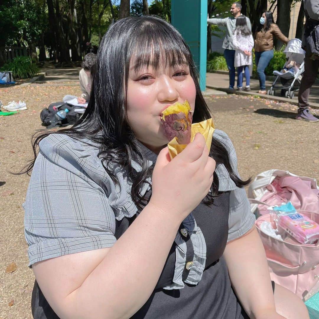 えみっくすのインスタグラム：「4月の思い出₍ᐢ.ˬ.ᐢ₎花見をした❕焼き芋を10年振りくらいに食べた🍠買ったレジャーシートが極小だった૮₍´｡• ᵕ •｡`₎ა . 花見だけどかわいい服着たかったからタベルノスキーにした😻黒いから助かる～❕ . .  H155/W105/B125/W105/H115 @xxangelsizexx @taberunosky   不機嫌なハートちゃんワンピースチェックVer (4L～6L相当)  👗 .｡ _________________________ ｡. 👗   　えみっくすの日々のコーディネートを ︎︎ 　　　▶️ #えみっくすコーデ ◀️  　　　でまとめています⸜(*⃙⃘'ᵕ'*⃙⃘)⸝⋆*   　コーデを参考にしてくれたらぜひ  　ハッシュタグをつけて投稿してね📷✨  👗 .｡ _________________________ ｡. 👗  #たべすきASA #タベルノスキー #エンジェルサイズ #taberunosky #angelsize #ぽっちゃりコーデ #ぽっちゃり #ぽっちゃり女子 #ぽっちゃりファッション #ぽっちゃりさんと繋がりたい #ぽっちゃり大人女子 #ぽっちゃりモデル #ぽっちゃり女子と繋がりたい #プラスサイズ #プラスサイズコーデ #プラスサイズファッション #plussize #plussizefashion #plussizestyle #chubby #curvy #curvygirl #curvyfashion #棉花糖女孩 #ミスiD2022 #上野公園 #お花見」