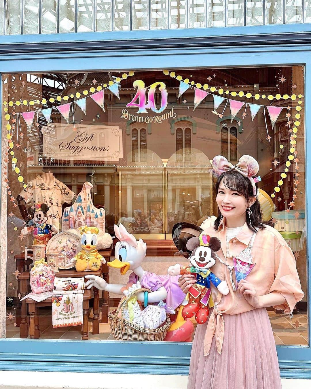 浅井麻里さんのインスタグラム写真 - (浅井麻里Instagram)「🎉東京ディズニーリゾート40周年🎉 ⁡ 東京ディズニーランド40周年❤️🎉 初日に行った時の📸 ⁡ ワールドバザールのショーウィンドウも 40周年仕様で可愛いデザインのがいっぱい💕 ⁡ ミッキーとミニーのメインのショーウィンドウは 写真撮る行列が出来てたから今回はパス🤣💦 ⁡ 40周年グッズのカチューシャ、 この前はブラックの方の写真投稿したから 今度はピンクの方の💓キラキラ可愛い💓☺️ ⁡ ⁡ #東京ディズニーランド40周年 #東京ディズニーリゾート40周年 #ディズニーランド40周年 #ディズニー40周年 #ディズニーコーデ #ディズニーグッズ #ディズニー部 #ディズニーポトレ #ディズニーリゾート #ディズニーランド #東京ディズニーランド #東京ディズニーリゾート #ディズニーバウンド #ディズニーカチューシャ #ディズニー写真部 #東京ディズニー #ドリームゴーラウンド #40周年 #40周年グッズ #tokyodisneyresort #disneyresort #disneyland #tokyodisneyland #tokyodisneyland40 #tokyodisneyresort40thanniversary #dreamgoround」4月26日 22時06分 - mari_asai_625