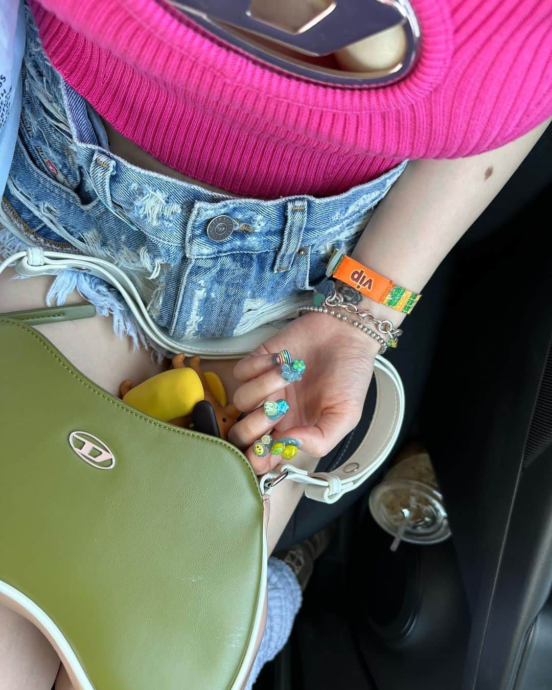 柚月瀬那のインスタグラム：「oasis nails by @xx4xxvv 🏜️🐳💧🧊🏊🏻‍♀️ インドとLAで大好評すぎて見せびらかすのが楽しすぎたネイルです💅🏻🩵💙本当にお気に入り、またしたい。最近青にもハマってる🐬 ネイルはいつも大体イメージお伝えしてネイリスト様にお任せしてます💅🏻🫶🏻コタ君あんた天才よほんと‼️ #nails #鼻ほじれへんけどな」