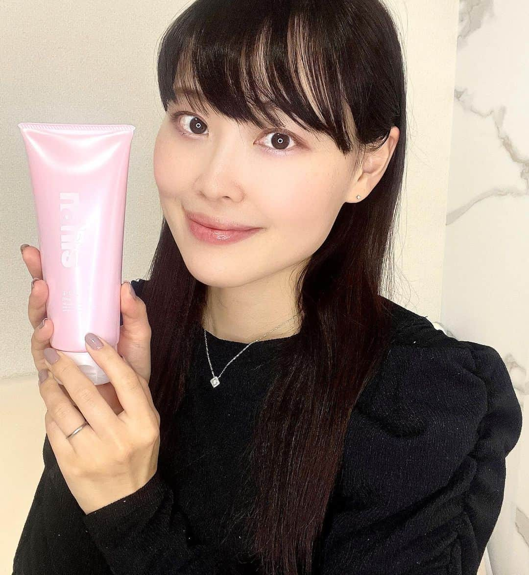 滝川りおさんのインスタグラム写真 - (滝川りおInstagram)「愛用しているnahlsさま( @nahls_official )のa-cleans⟡.·  濃厚ジェルでメイクを落とす際の 肌負担も気にならない🙌🏻  軽くマッサージするように くるくるくる〜っと塗布すると するするっと気持ちよくメイク汚れが落ちてくれるの♩¨̮  そして嬉しいW洗顔不要で時短✨️  洗い上がりは、まるでスキンケア終わりのように しっとりなめらか♡♡  私の毎日の必需品のひとつです‪‪🫶🏻💞 ̖́-‬  ここで朗報💫 nahlsさまから10%OFFでご購入いただける クーポンを発行していただいています♡  クーポンコード【AMB52】  ※クーポンのご利用条件は 「公式サイトナールスコムにてナールス商品を初めて購入する方限定」  となっております😌  販売価格 通常価格： ¥3,520(税込) 初回限定20％off価格： ¥2,816(税込)  ぜひこの機会にチェックしてみてくださいね🧚‍♂️‬  #ナールス #ナールスエークレンズ #クレンジングジェル #ナールス #敏感肌スキンケア #エイジングケア #基礎化粧品 #エイジングケア化粧品」4月26日 22時17分 - riodao.t