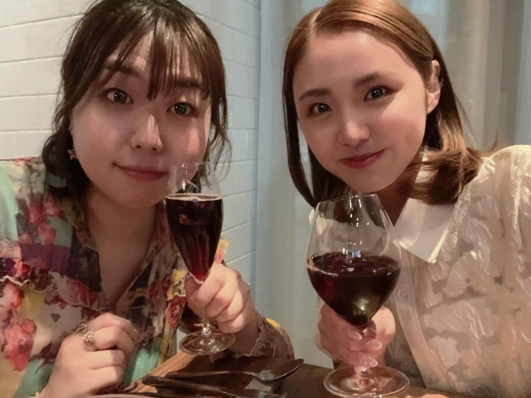 摩耶裕のインスタグラム：「. . 先日の楽しいひととき🥂  中・高の頃の親友と☺️🌷 私が宝塚に入るきっかけをくれた方です👏 中学入学した時の出席番号後ろの方。 いまだに中学1年生の頃の出席番号前後の方とは仲良いです🫶私の事をよく知ってます笑 ありがたい事ですね🌷  その頃から私のマイペースさと自由さと適当さは変わってないみたいです🧸 私の魅力だとしときましょう😃(どんなポジティブ🤷‍♀️)  お食事は見た目も内容もとても美しく美味しかったです✨ サングリアもフルーティで飲みやすかったです🍷 また行きたいです✨  #親友  #craft  #神戸ディナー #腹4分目くらい  #胃袋おかしい」