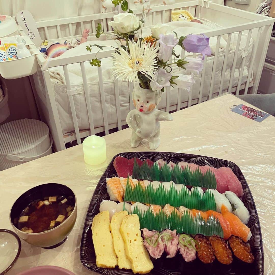 美甘子さんのインスタグラム写真 - (美甘子Instagram)「今日は私の41歳の誕生日🎂でした。 風雨の中ケーキとお花を買ってきてくれた夫でしたが、帰りに風で帽子を飛ばされて、その反動でケーキが崩れてしまいました😂でも、その気持ちがありがたいし美味しいし嬉しい☺️ 夕食はウーバーでお寿司を頼みました🍣 妊娠中に生ものを食べるのを控えていたので、大好きなお寿司がめちゃくちゃ食べたいのをずっと我慢していました😫 今日たくさん食べられて嬉しかった！ 夫からのバースデープレゼントは、LENOのトリコカラーのバスクシャツ🇫🇷。早速着ました。 一年前の誕生日はまだ子どもを授かるなんて思っていなかったから、今日は家族4人でお誕生日を迎えられて感慨深いものがありました。 母として迎える初めての誕生日！第2の人生のスタートだと思ってこれからも頑張りますのでよろしくお願いいたします🙇‍♀️  #41歳 #誕生日 #ゆうピーはるピー #leno」4月26日 22時10分 - rekish_mikako