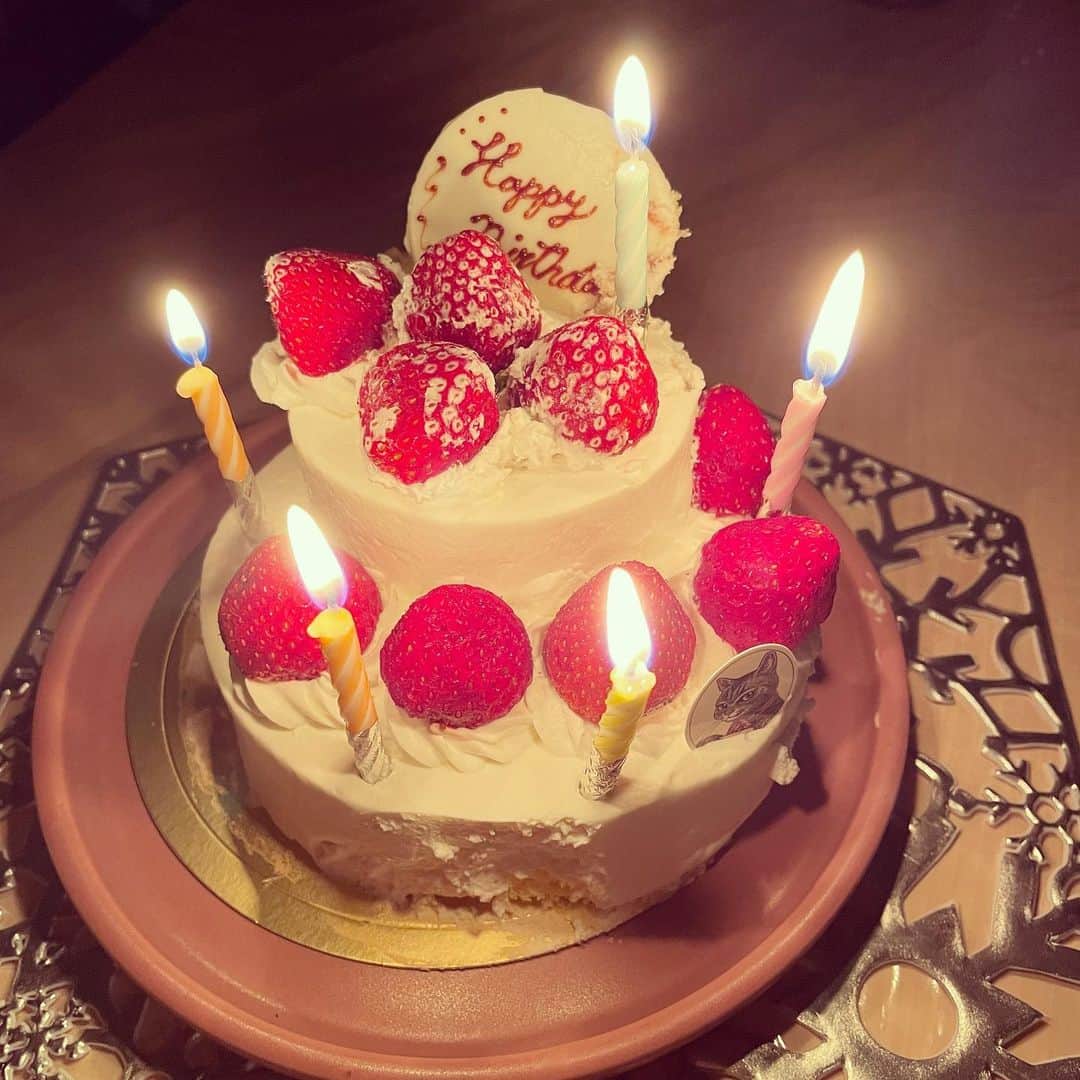 美甘子のインスタグラム：「今日は私の41歳の誕生日🎂でした。 風雨の中ケーキとお花を買ってきてくれた夫でしたが、帰りに風で帽子を飛ばされて、その反動でケーキが崩れてしまいました😂でも、その気持ちがありがたいし美味しいし嬉しい☺️ 夕食はウーバーでお寿司を頼みました🍣 妊娠中に生ものを食べるのを控えていたので、大好きなお寿司がめちゃくちゃ食べたいのをずっと我慢していました😫 今日たくさん食べられて嬉しかった！ 夫からのバースデープレゼントは、LENOのトリコカラーのバスクシャツ🇫🇷。早速着ました。 一年前の誕生日はまだ子どもを授かるなんて思っていなかったから、今日は家族4人でお誕生日を迎えられて感慨深いものがありました。 母として迎える初めての誕生日！第2の人生のスタートだと思ってこれからも頑張りますのでよろしくお願いいたします🙇‍♀️  #41歳 #誕生日 #ゆうピーはるピー #leno」