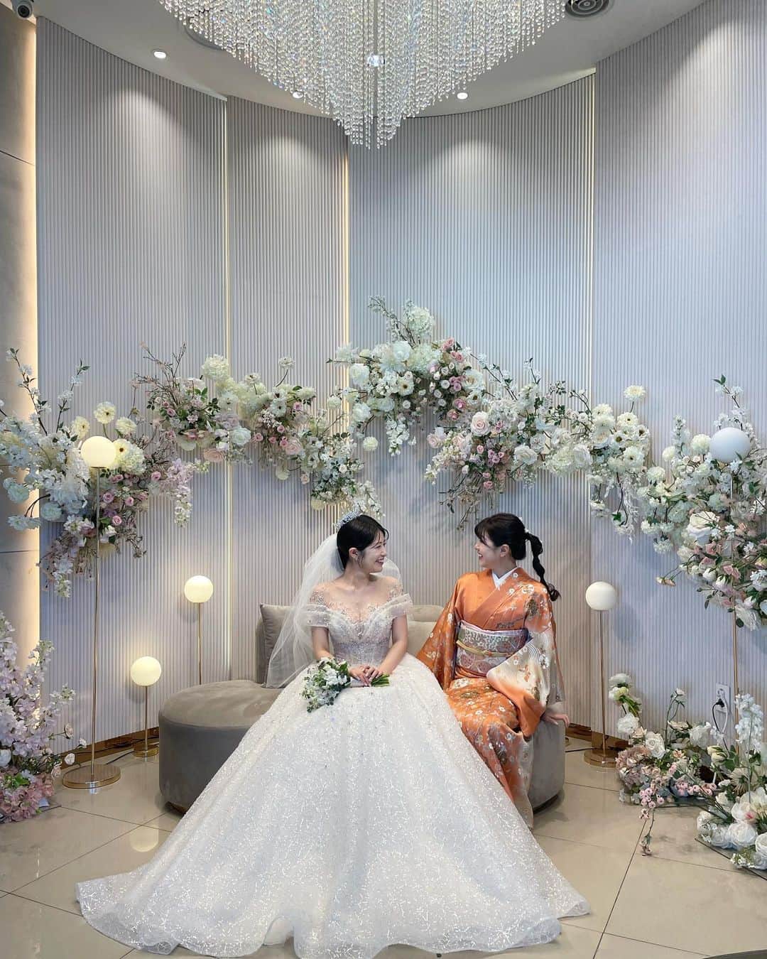 のインスタグラム：「姉の結婚式へ釜山に行ってきました👰  スケジュール調整頂いたスタッフさん達に感謝すぎます🥲🙏  姉きれいで幸せ空間すぎてで登場してきた時に勝手に涙が流れました🥲  ちなみに私は姉の着物を着たんですよ〜😊🤍嬉しかった！　  そして、姉の好きな曲を日本語と韓国語の歌詞で贈りました👏  当日色んな事件があって😂ばたばたしていたりしましたがあっという間の30分間でした🥺  人生初めての結婚式が姉の式でとっても良かったです👏韓国語覚えてこれからたくさん会いに行くんだ〜！🇰🇷  でもやっぱりすぐ会えないのは本当に寂しい…  アイドルになったきっかけも姉で、昔から私の憧れの存在でこれからも姉みたいになれるように私も日々真面目に頑張ろうと思います！！！！！  #사랑해　#웨딩 #wedding #釜山　#結婚式　#韓国　#韓国結婚式　#中西姉妹」