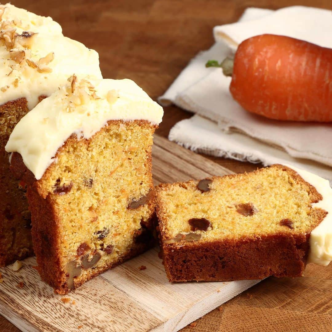 eguchikazuakiのインスタグラム：「【キャロットケーキ🥕】  美味しいキャロットケーキが食べたいと思って考えた 本場のキャロットケーキは知らない、ローカライズした江口なりのキャロットケーキがあまりにも美味しくてキャロットケーキ好きと今度から言います  レシピはこれ ↓↓  ＞＞キャロットケーキ　パウンド型1台分 ◆生地 　無塩バター 80g 　くるみ 30g 　レーズン 15g 　シナモン 適量 　ナツメグ 適量 　にんじん(皮付) 100g 　卵 M-L 2個 　きび糖 80g 　薄力粉 100g 　ベーキングパウダー 3g ◆チーズアイシング 　全粉糖 20g 　クリームチーズ 70g 　無塩バター 15g  動画撮影の日エアコン調子悪くて部屋が暑すぎて眼鏡ずれるし顔テカテカなのが唯一の誤算  レシピは完璧なので詳しい作り方は動画をご覧ください♪  キャロットケーキは上のクリームが全てを決めるんですね 他の店のも食べてみたいな おすすめあったら教えてください👋🏻  #carrotcake #carrots🥕 #carrotcupcakes #carrotrecipes #cremecheesefrosting #cremecheese #pastryrecipe #chefrecipes #youtuberecipe #carrots #easyrecipes #patissier #chocolatier #newideas」