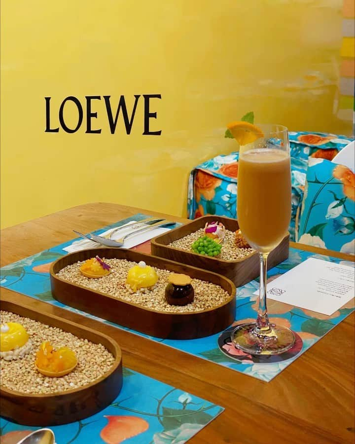 葉晟睿のインスタグラム：「🏝️ LOEWE Paula’s Ibiza 期間限定café ☕️⛱️  #kalvineats中山站  LOEWE Paula's Ibiza 精緻下午茶套餐 $780   • 甜蝦塔塔  • 海膽塔可  • 蟹肉可樂餅  • 牛肝菌巧克力  • 柑橘米香塔  • 柑橘地瓜塔  • 飲品 (五擇一)  LOEWE於4/23-5/14與Marais Cafe合作推出LOEWE Paula’s Ibiza期間限定Café☕️  之前就滿喜歡瑪黑的餐點，這次鹹點心的部分尤其是海膽塔可很喜歡，甜點心就比較普通。  每份套餐都是$780，餐點飲品也都不能另外單點。  #LOEWE #LOEWEpaulas  #kalvineats #kalvineats台北 #kalvineats中山區 #kalvineats中山站   📍 台北市中山區中山北路二段36巷18號 🚇 捷運 中山站 4號出口 📅 2023/4/26~5/14 🕰 11:00 ㏂—9:00 ㏘  #LOEWEpaulasIbiza #maraiscafe #瑪黑家居 #瑪黑家居選物 #羅意威」