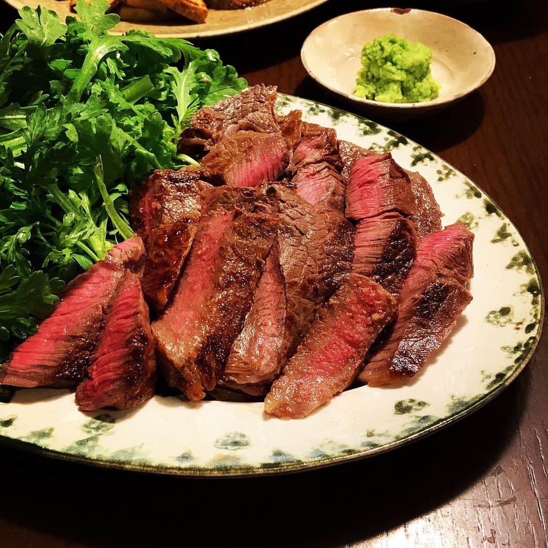 志摩有子さんのインスタグラム写真 - (志摩有子Instagram)「久しぶりに美味しい山葵を取り寄せたので、赤身のステーキを焼いてたっぷりのせて食す。もう何もいうことはありません。 わさびに合わせて、サラダ春菊をたっぷりと。  #ステーキをわさびで  @organic_wasabi」4月26日 22時25分 - ariko418
