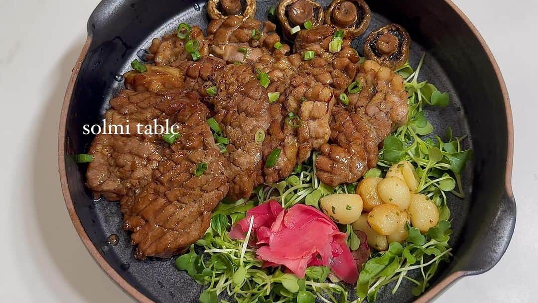 パク・ソルミのインスタグラム：「🌿  Recipe👉👉 @the_bocksoon_official   #목살스테이크」