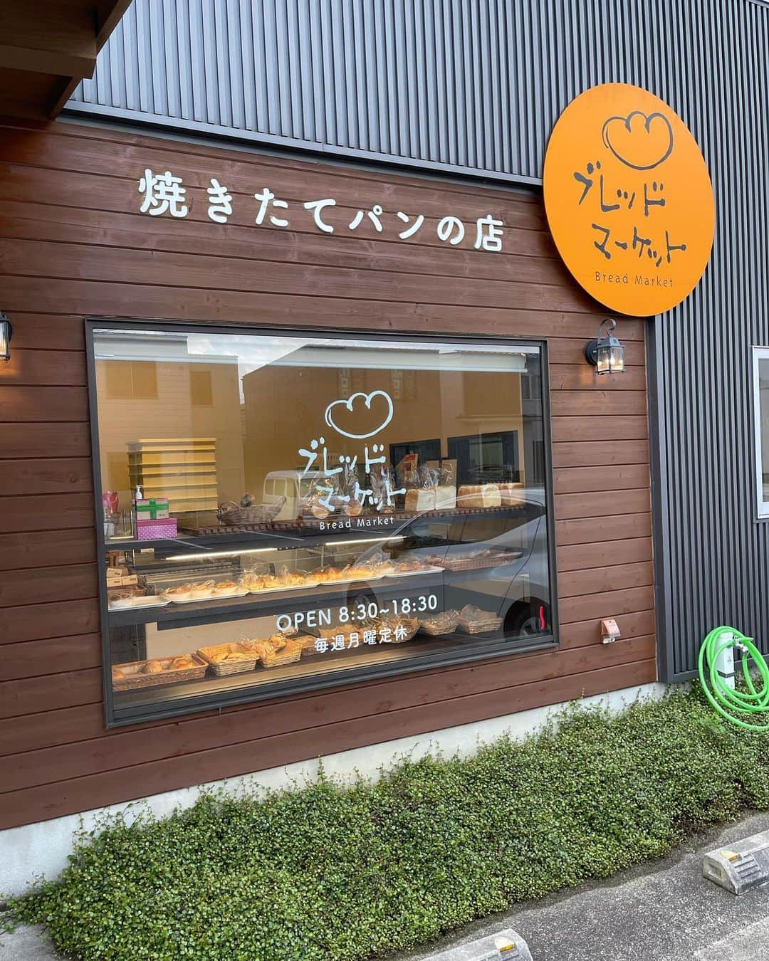 柴崎貴広のインスタグラム：「🍞🥐🥖  焼きたてパンの店  #ブレッドマーケット   #富山市  #パン屋」