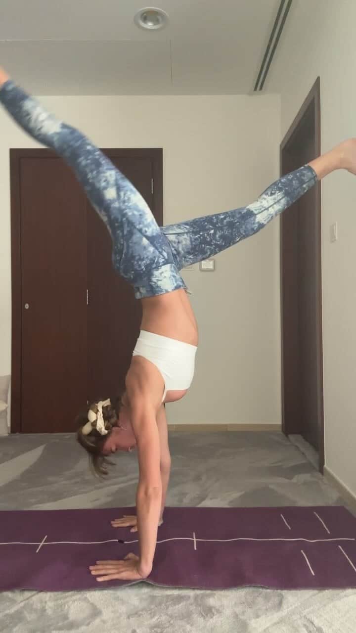 エイミー・ウィラートンのインスタグラム：「Handstand to Summer ! This practice is so much fun I felt I gave my nerdy kid self such a gift by learning to do this. Just a few minutes a day will built so much strength and trust in yourself ✨✨ let me know how you get on xxx #handstand #handstandpractice #handstandeveryday #strongarms #yoga #yogapractice #inversions」