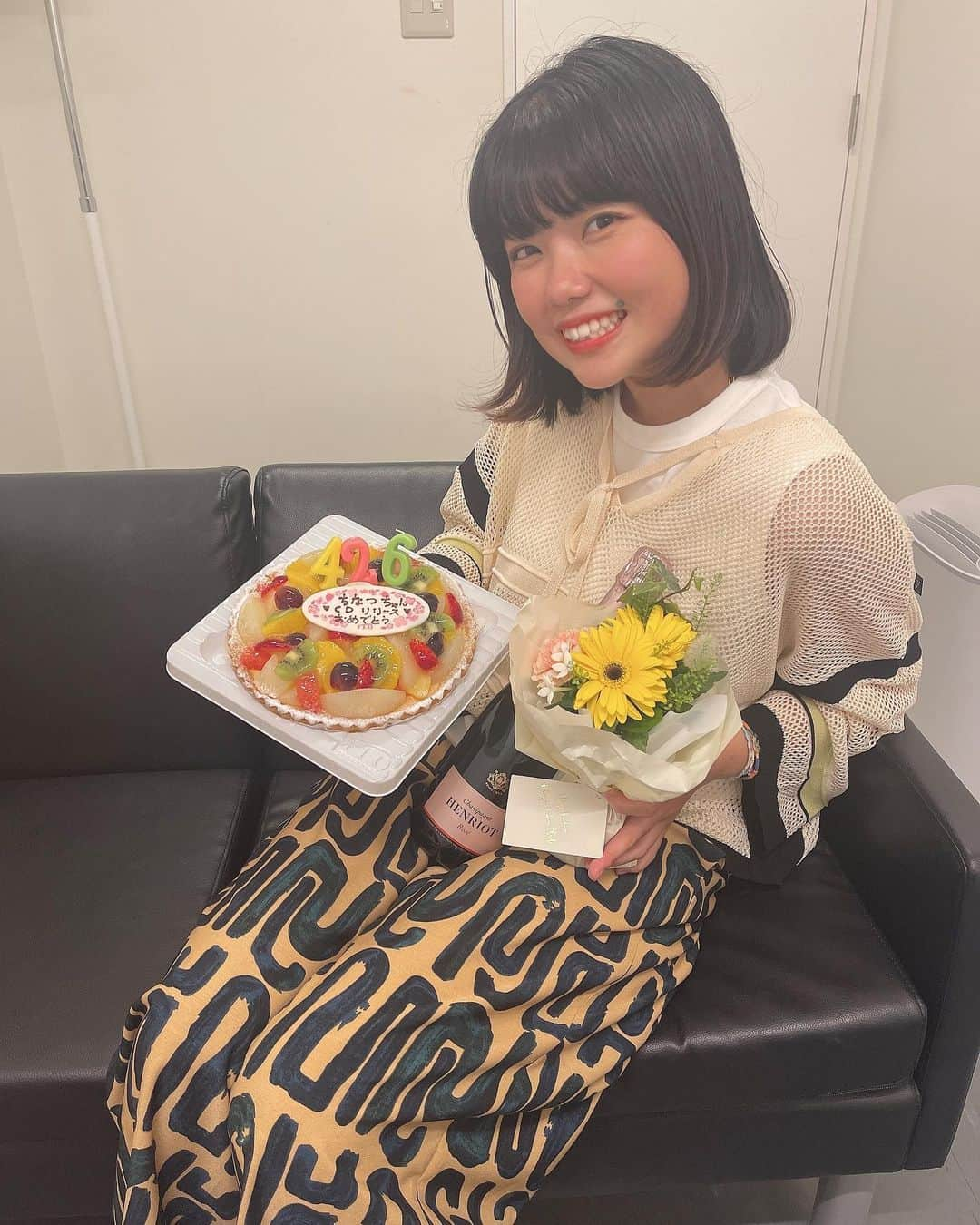 松本千夏さんのインスタグラム写真 - (松本千夏Instagram)「MHV&BOOKS SHIBUYA リリイベ初日ありがとうございました❤️‍🔥  なんだか感極まってちょっと泣きそうになりました。サイン会でみんなと話せてめっちゃパワーもらっちゃいました。ありがとう。  そして！！！ 千夏の夏、誕生日前日の8月13日にデビューして初のワンマンライブが決定しました🌻やっとで、最高に嬉しい。すべて曝け出してありのままの自分を一人ひとりに届けようと思います。 東京、池袋で待ってます。」4月26日 22時33分 - chiii8mikan