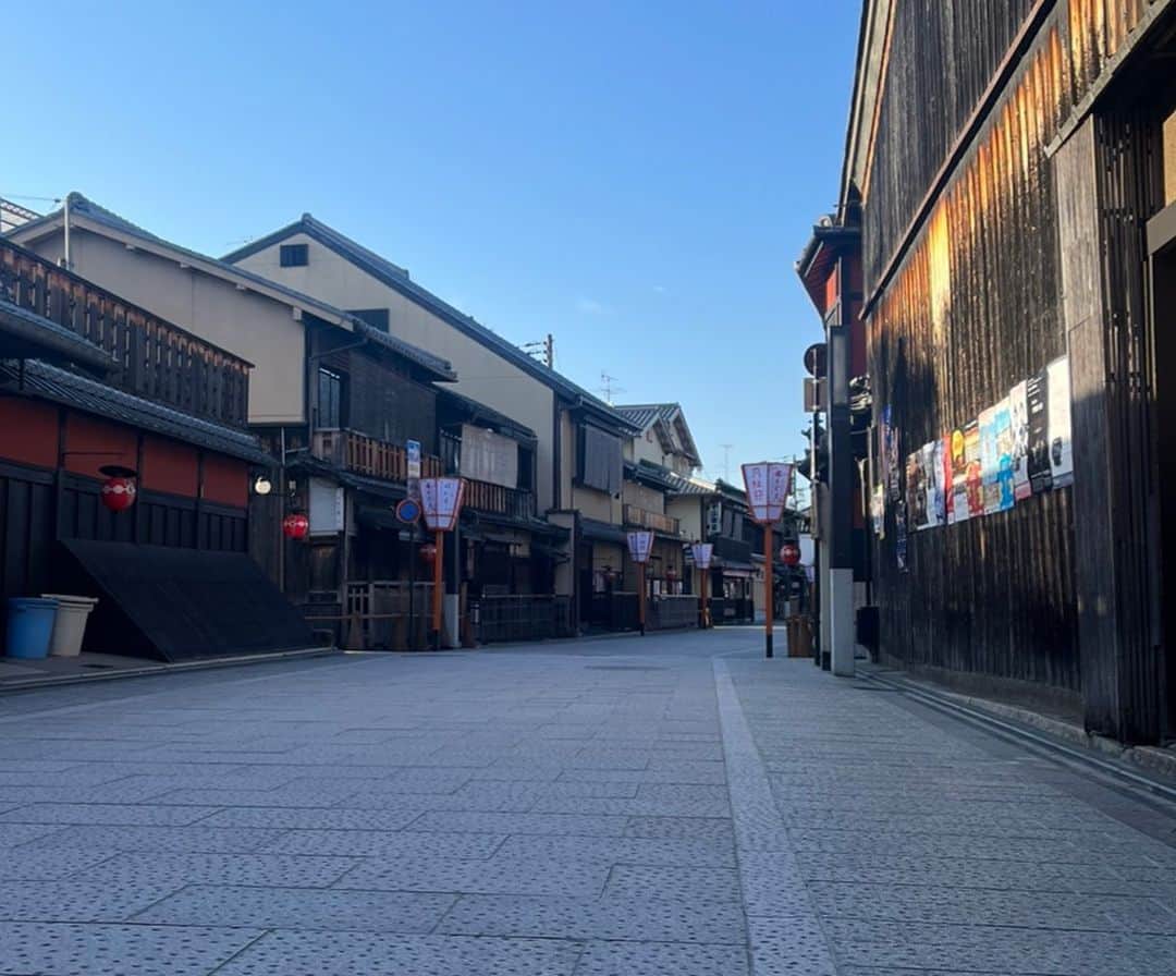 賀来千香子さんのインスタグラム写真 - (賀来千香子Instagram)「こんばんは✨  明日、4月27日(木) 夜9時から放送の、 『あなたの知らない京都旅　1200年の物語』 (BS朝日) に出演させていただきました。  今回は、 〜祇園にぎわいの歴史〜 というテーマで、京都でも人気のエリア「祇園」の華やかな街並みや、賑わいはいつ頃からどのようにして生まれたのか、そんな「祇園」の秘密を紐解く旅に行って来ました。  創建より千年以上の歴史を誇る「八坂神社」! ここではこの地が祇園と呼ばれるようになった理由が明らかに！  参道にある老舗料亭「中村楼・二軒茶屋」では、江戸時代人気となった驚きのパフォーマンスを拝見しました。  芸妓さん、舞妓さんも行き交う祇園のメインストリート「花見小道通」！ この通りが花街の中心地になった理由は、意外にも京都で最も歴史ある禅寺「建仁寺」にありました。  そして祇園の歴史を語るのに欠かせないのが近くを流れる「鴨川」。 かつての鴨川の意外な姿から、祇園が賑わうようになった理由が浮かび上がります。  同志社女子大学教授の天野太郎先生と、華やかな祇園の街を歩きながら、その賑わいの歴史を辿りました。  今月から、こちらの番組の旅人のお仲間に入れていただきました☺️  毎回、素敵な京都の魅力に触れさせていただき、光栄です✨  今回は、『祇園』✨ 〝ええどすなぁ😊💓〟  ぜひ！御覧下さいね🌟  #あなたの知らない京都旅 #bs朝日 #京都 #祇園 #八坂神社 #中村楼 #二軒茶屋 #花見小道通 #建仁寺 #鴨川 #天野太郎さん #賀来千香子 #chikakokaku」4月26日 22時33分 - chikako_kaku_official
