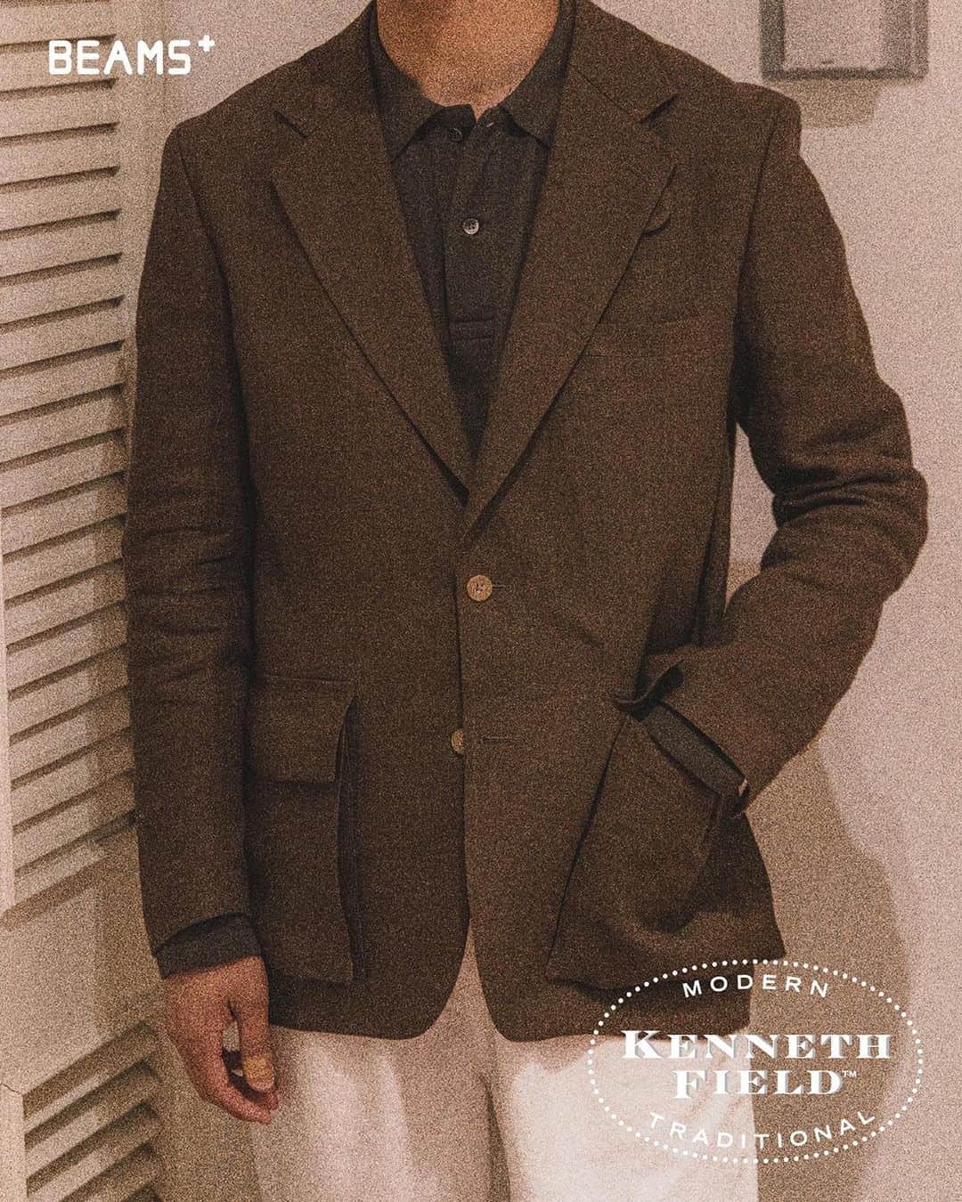 のインスタグラム：「. KENNETH FIELD × BEAMS PLUS Now on sale…  KENNETH FIELD" offers mainly American traditional clothing from the 80's onward, which designer Kenichi Kusano experienced.  This season, a two-button sport coat is produced in a fabric specially ordered for BEAMS PLUS. The dark brown linen hemp fabric has a cool, dry touch and a rough texture. Gusseted box pockets and chin strap detailing give it a sporty look.  The texture of the fabric and the distinctive details combine to create a chic sport coat.  ----------------------------------------------------- . デザイナーの草野 健一氏が体験した80年代以降のアメリカントラディショナルクロージングを中心に提案する〈KENNETH FIELD〉。  今シーズンは2ボタンスタイルのスポーツコートをBEAMS PLUS別注生地で製作。 ダークブラウンのリネンヘンプ生地は、清涼感あるドライなタッチ感と粗野な風合いが魅力です。 マチ付きのボックスポケットやチンストラップのディティールでスポーティーな印象に。  生地の風合いと特徴的なディテールが相まって、シックなスポーツコートに仕上がりました。 . @kennethfield_official @beams_official @beams_plus_harajuku @beams_plus_yurakucho #kennethfield #beams #beamsplus」