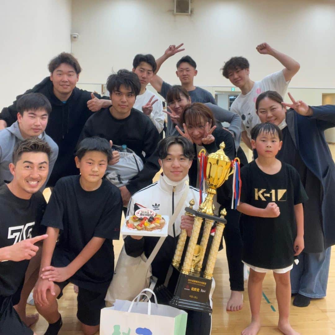 山崎秀晃のインスタグラム：「山崎KICK feat.西元クラス🥊 メンバーの皆様からなるの勝利お祝いケーキ頂きました🤗 いつもありがとうございます！ #山崎kick部  #西元也史 #愛のかたまり」