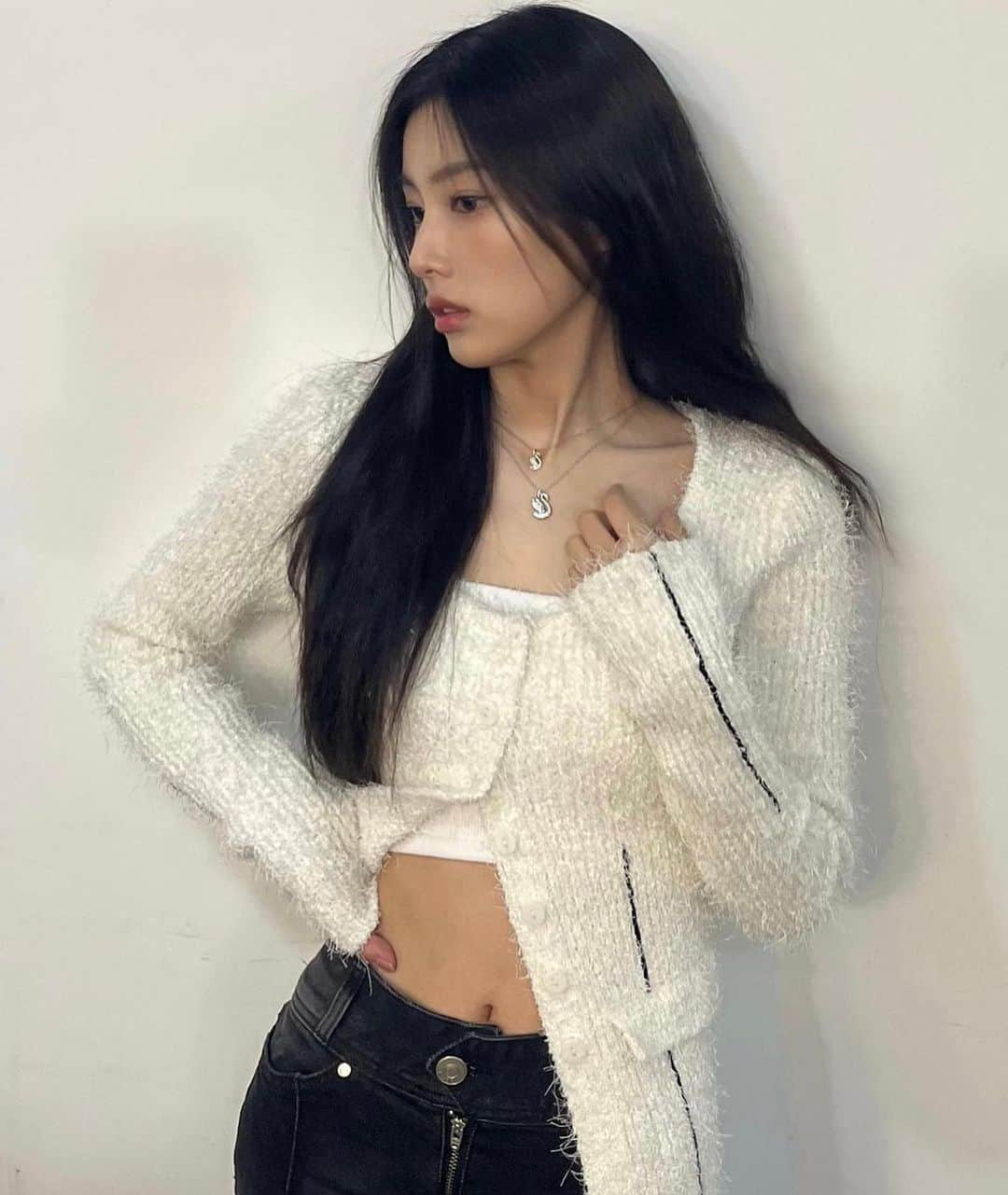 カン・ヘウォンさんのインスタグラム写真 - (カン・ヘウォンInstagram)「KANG HYEWON THE VISUAL THAT YOU ARE 🤍」4月26日 22時28分 - hyewon__izone