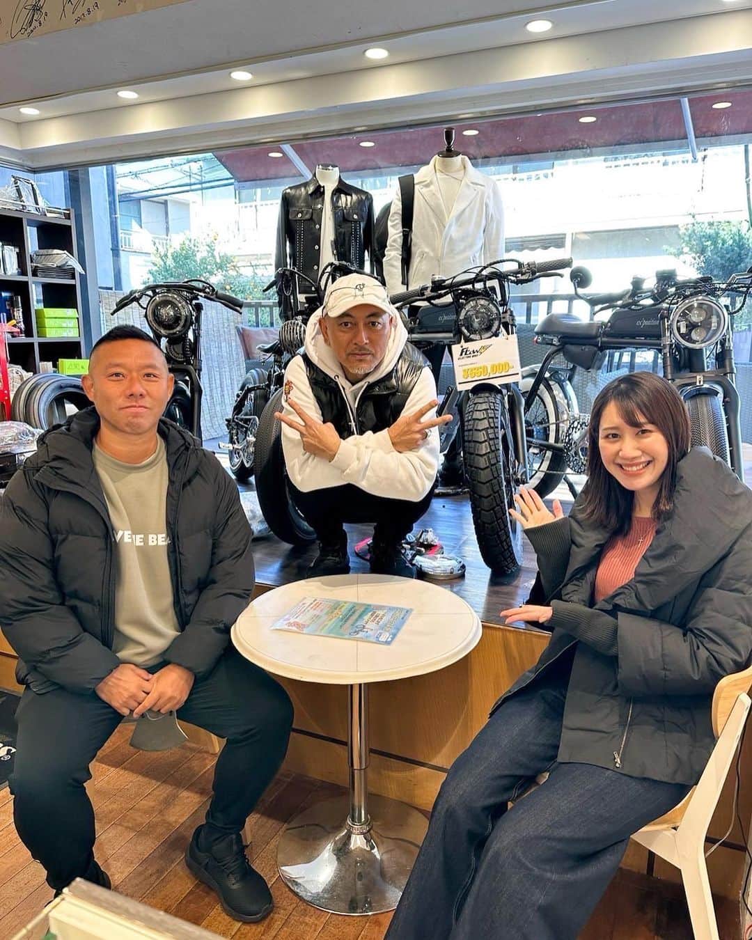 のインスタグラム：「東京の頃からお世話になっている、 神宮前にあるジュエリー＆アパレルショップ、 エクスポジションの代表英次さん！ @eiji_matsuura_1969  @exposition_harajuku   お店に行かせていただくと、 来ている知り合いの方に鯖バーガーのお店行ってあげて♪と東京にいるときも、 沖縄にうつってからも声を掛けてくれて、 英次さんきっかけで、たくさんの方が 沖縄のお店にも来てくださっています！  カフェをオープンしてからしばらく、 認知してもらうことに悩み続け、 1人の人に知っていただくことの大きさを 経験してきてる中で、 コロナ禍になり、えいじさんのお店も大変な時でも 変わらずに手を差し伸べてくれる英次さんなのです🙏  歌手、スポーツ選手、役者さんなど、 本当に多くの著名な方からも信頼を置かれるえいじさん。 そんな中でも、MKチームのことを考えてくれ、 大変な時でも周りを気遣える えいじさんの様な大人でありたい✨ とMK CAFEオーナーの菊池さんは、 よく話しています♪ @kiku_okinawa   えいじさん、いつもありがとうございます😊」