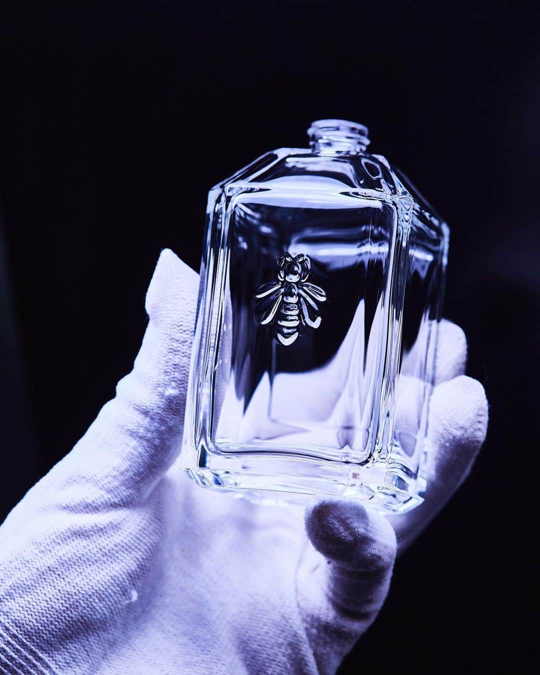 ゲランのインスタグラム：「Like the original Square Bottle, L'Art & La Matière's elegant rectangular bottle is manufactured by Pochet du Courval, the Maison's glassmaker since 1853. The bottle's rear face features an embossed Imperial Bee, in a nod to Guerlain's iconic symbol.​  #Guerlain #GuerlainParfumeur #ArtetMatière」