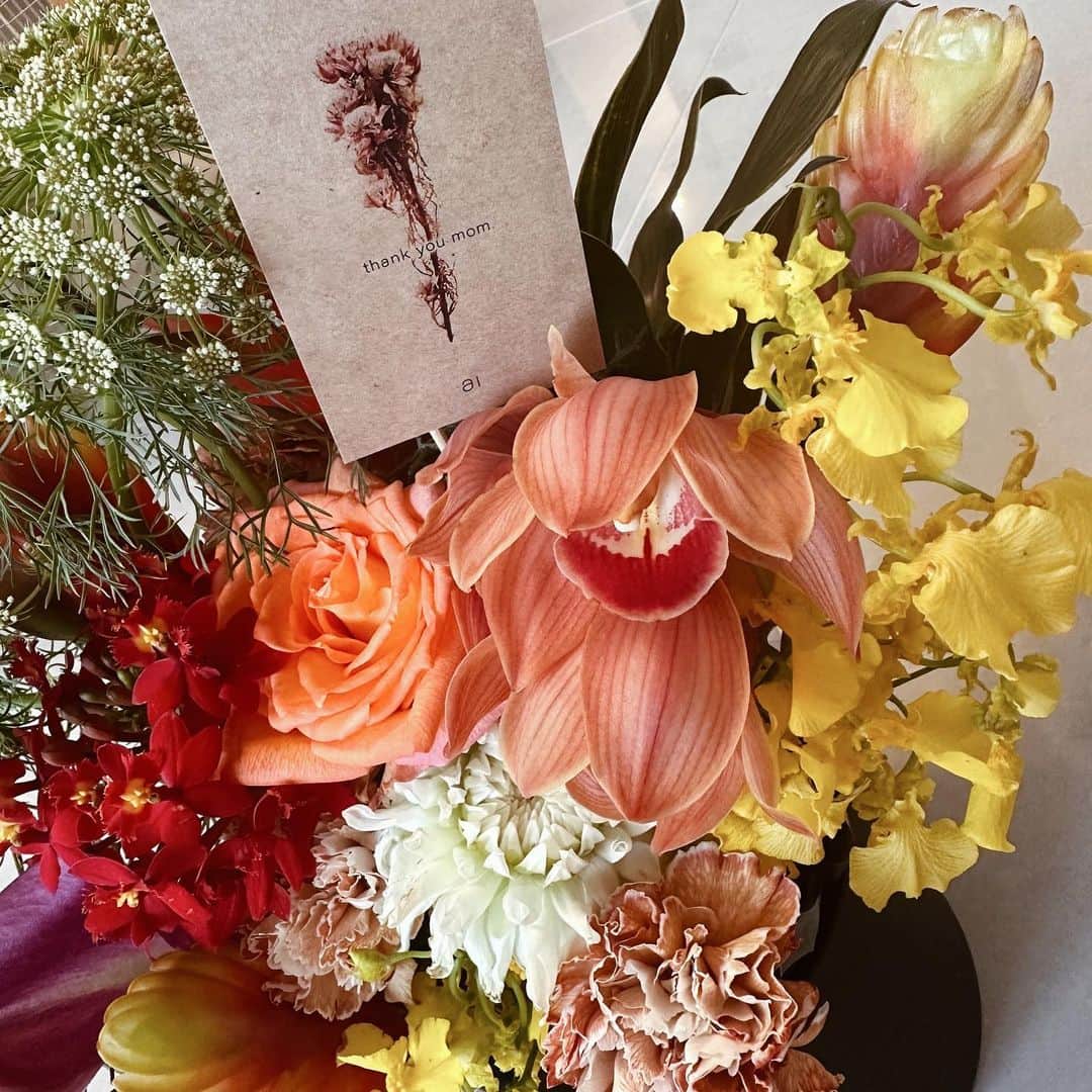 cocovanilla_chiakiさんのインスタグラム写真 - (cocovanilla_chiakiInstagram)「みんなもう母の日の贈り物決めたー？？🤔💓 @_ai.flower_ から母の日にぴったりなボックスフラワーをオーダーできるよ💐 私は毎年花を送ってるけどこんな可愛いおしゃれな花束見たことない😍 デザイナーのれなちゃんの抜群のセンスでどの角度から見ても可愛すぎる唯一無二のデザイン🥺✨ しかも箱から出すだけで綺麗に飾れる状態だから最高‼︎ オンラインからオーダーできるから見てみてね👌 何歳になってもお花もらうのって嬉しいよね♥ #母の日#ギフト#お花のある暮らし #flowers #bouquet #ボックスフラワー#フラワーアレンジメント」4月26日 22時30分 - coco_mirror9