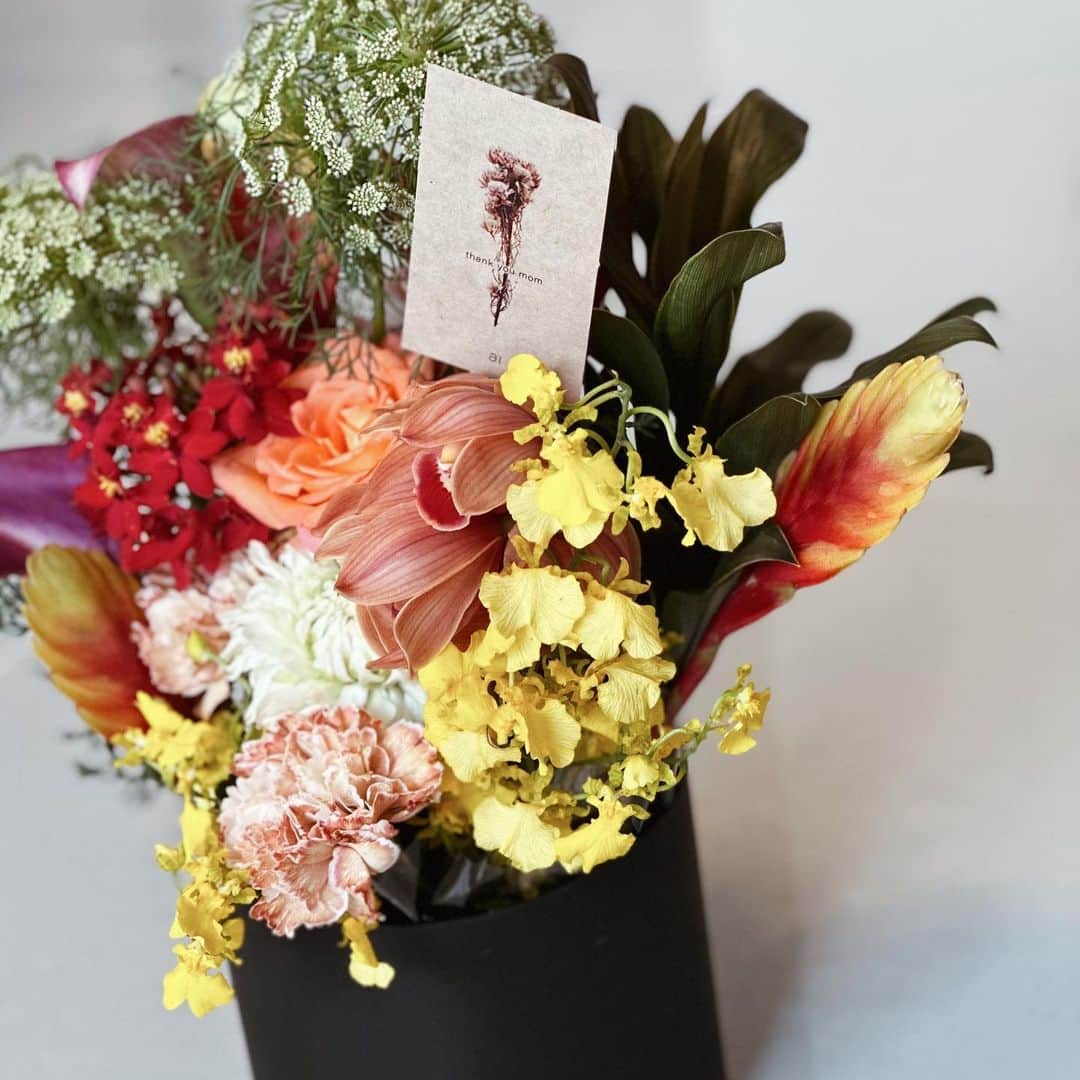 cocovanilla_chiakiさんのインスタグラム写真 - (cocovanilla_chiakiInstagram)「みんなもう母の日の贈り物決めたー？？🤔💓 @_ai.flower_ から母の日にぴったりなボックスフラワーをオーダーできるよ💐 私は毎年花を送ってるけどこんな可愛いおしゃれな花束見たことない😍 デザイナーのれなちゃんの抜群のセンスでどの角度から見ても可愛すぎる唯一無二のデザイン🥺✨ しかも箱から出すだけで綺麗に飾れる状態だから最高‼︎ オンラインからオーダーできるから見てみてね👌 何歳になってもお花もらうのって嬉しいよね♥ #母の日#ギフト#お花のある暮らし #flowers #bouquet #ボックスフラワー#フラワーアレンジメント」4月26日 22時30分 - coco_mirror9