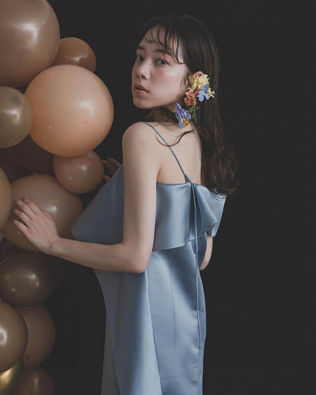 のインスタグラム：「.  dress @the_guns_and_love  photo @affect_inc @atsushi_katsuragi  hairmake @ruriwakae_rukka @ruri_wd_hairmake  flowers @calla__flowers @nezurina   Blue.🫧」
