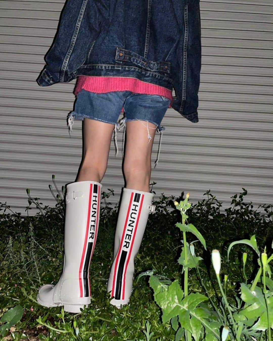 飯島望未のインスタグラム：「@hunterboots のレインブーツ初下ろし。 買ってよかった🪼🩵🪽  デニムジャケットは @new_manual  ショートデニムは @yuttan1977 さんから頂いたもの✨ ピンクのニットパーカーは @freaksstore_official」