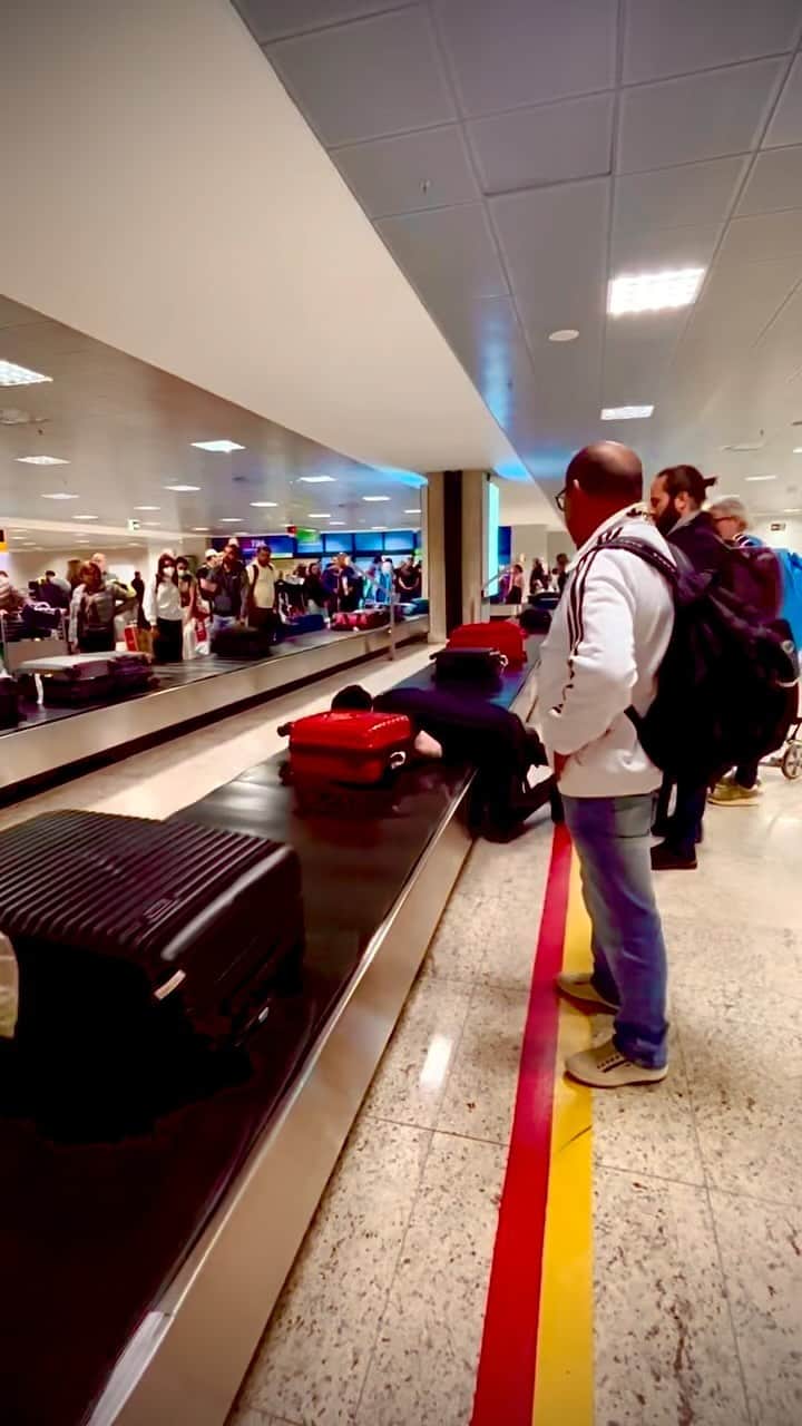 のインスタグラム：「Am I the baggage?」