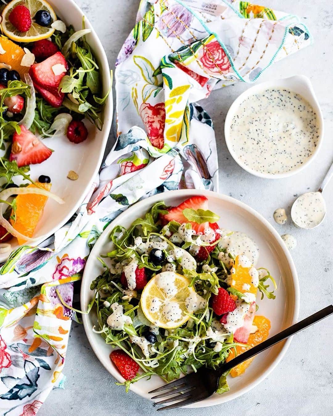 Simple Green Smoothiesさんのインスタグラム写真 - (Simple Green SmoothiesInstagram)「Do you like fruit in your salads? 🙋‍♀️  If YES, this strawberry arugula salad might be the best salad you'll ever eat. Grab a fork and dig into this gorgeous delicious dish topped with a unique vinaigrette. 🍓🍋  If NO, this recipe might change your mind. Don't believe me? Well there's only one way to find out. Mix together these springtime ingredients and enjoy antioxidant-rich fruits, peppery leafy greens and a creamy salad dressing. 🥗  👉 Click the link in bio for the recipe⁣ ⁣ #healthyeating #healthyrecipes #arugulasalad #strawberrysalad #springsalad #fruitsalad #vinaigrette #homemadedressing」4月26日 22時36分 - simplegreensmoothies