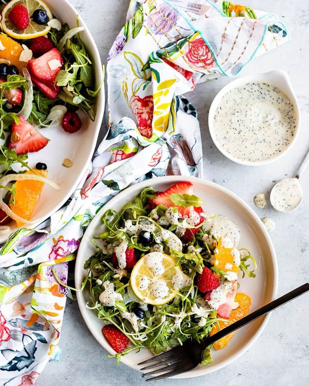 のインスタグラム：「Do you like fruit in your salads? 🙋‍♀️  If YES, this strawberry arugula salad might be the best salad you'll ever eat. Grab a fork and dig into this gorgeous delicious dish topped with a unique vinaigrette. 🍓🍋  If NO, this recipe might change your mind. Don't believe me? Well there's only one way to find out. Mix together these springtime ingredients and enjoy antioxidant-rich fruits, peppery leafy greens and a creamy salad dressing. 🥗  👉 Click the link in bio for the recipe⁣ ⁣ #healthyeating #healthyrecipes #arugulasalad #strawberrysalad #springsalad #fruitsalad #vinaigrette #homemadedressing」