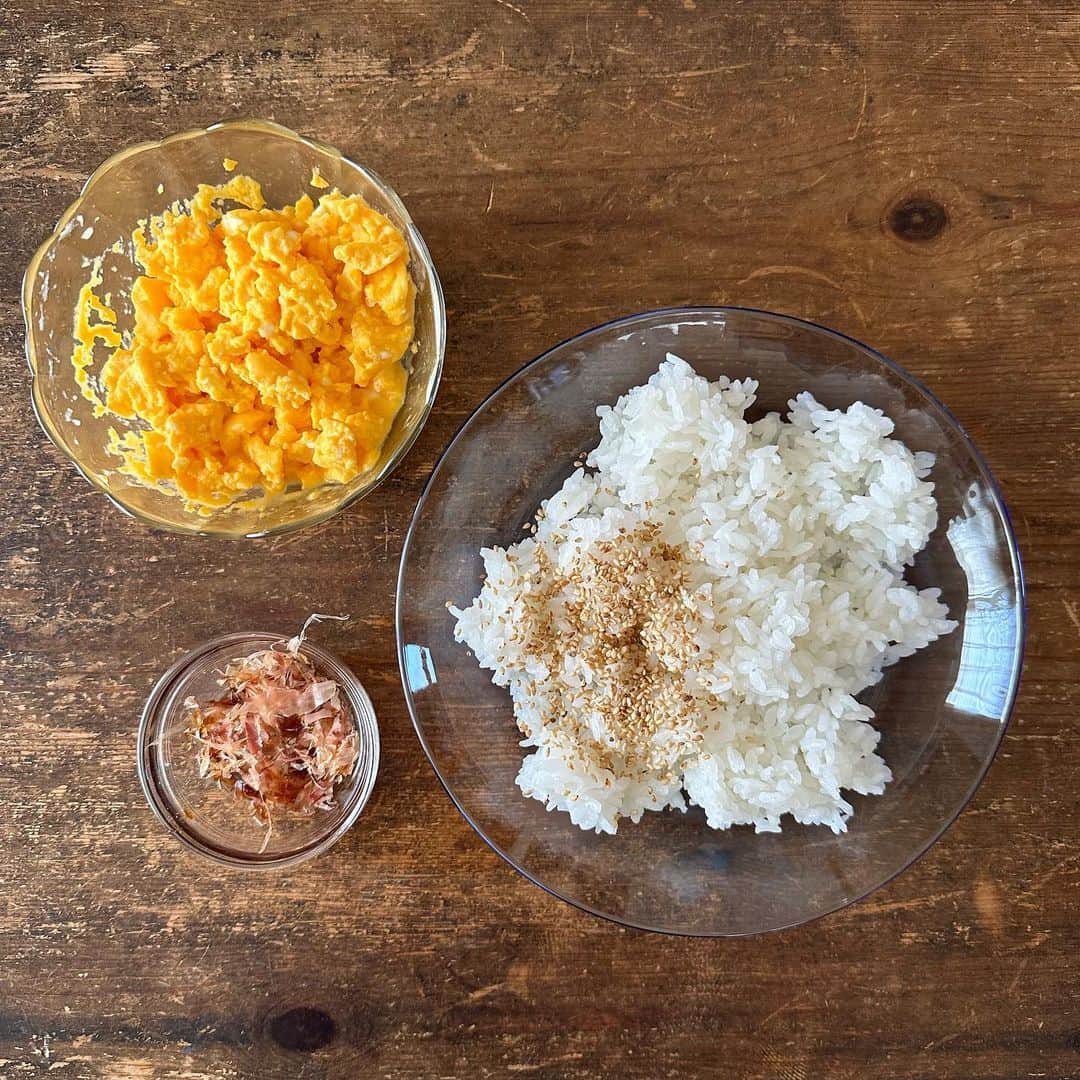 Tesshiさんのインスタグラム写真 - (TesshiInstagram)「電子レンジで甘い炒りたまごとおかかのおにぎり Onigiri with microwave sweet scrambled eggs and Okaka #ごちそうおにぎり #yummy #homemade #healthy #onigiri #okaka #eggs #おいしい #おにぎり #おむすび #卵 #おかか #マカロニメイト #フーディーテーブル #手作り  卵液→卵2個、水大1、マヨネーズ大1/2、砂糖大1/2、塩ひとつまみ、油たらり 500w40秒〜→かき混ぜ→500w40秒〜→かき混ぜ→様子見ながら追加熱 おかか→鰹節＋しょうゆたらり Microwave sweet scrambled egg mixture… 2 eggs, 1 tbsp water, 1/2 tbsp mayonnaise, 1/2 tbsp sugar, a pinch of salt and a little bit of oil Microwave at 500w for 40~ sec. … stir the mixture… cook again for 40~ sec. … stir again… Okaka… Katsuobushi dried bonito flakes with a little bit of soy sauce  #主役はごちそうおにぎり 日本語版、繁體字中文版、한글버전 電子書籍もあります。好評販売中🍙」4月26日 22時37分 - tmytsm