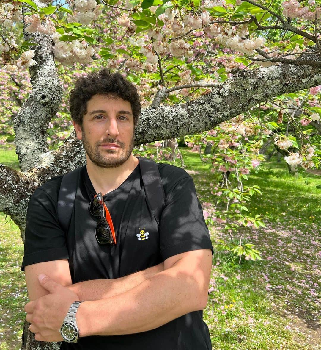 ジェニー・モレンさんのインスタグラム写真 - (ジェニー・モレンInstagram)「This was like the last blooming cherry blossom in Kyoto so I forced him to climb as far into it as possible so that I could get the shot. People were definitely judging. #classof2023」4月26日 22時38分 - jennymollen